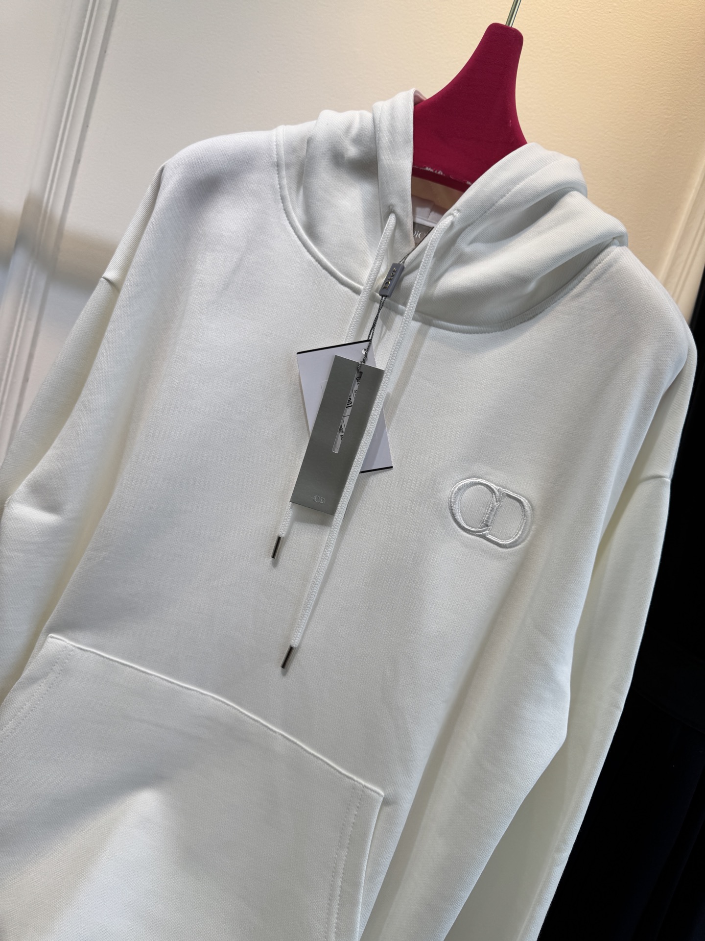 Dio*连帽卫衣这款卫衣采用棉质面料。棉质面料亲肤性极佳，触感柔软，透气性强，能让皮肤自由呼吸，且吸湿性