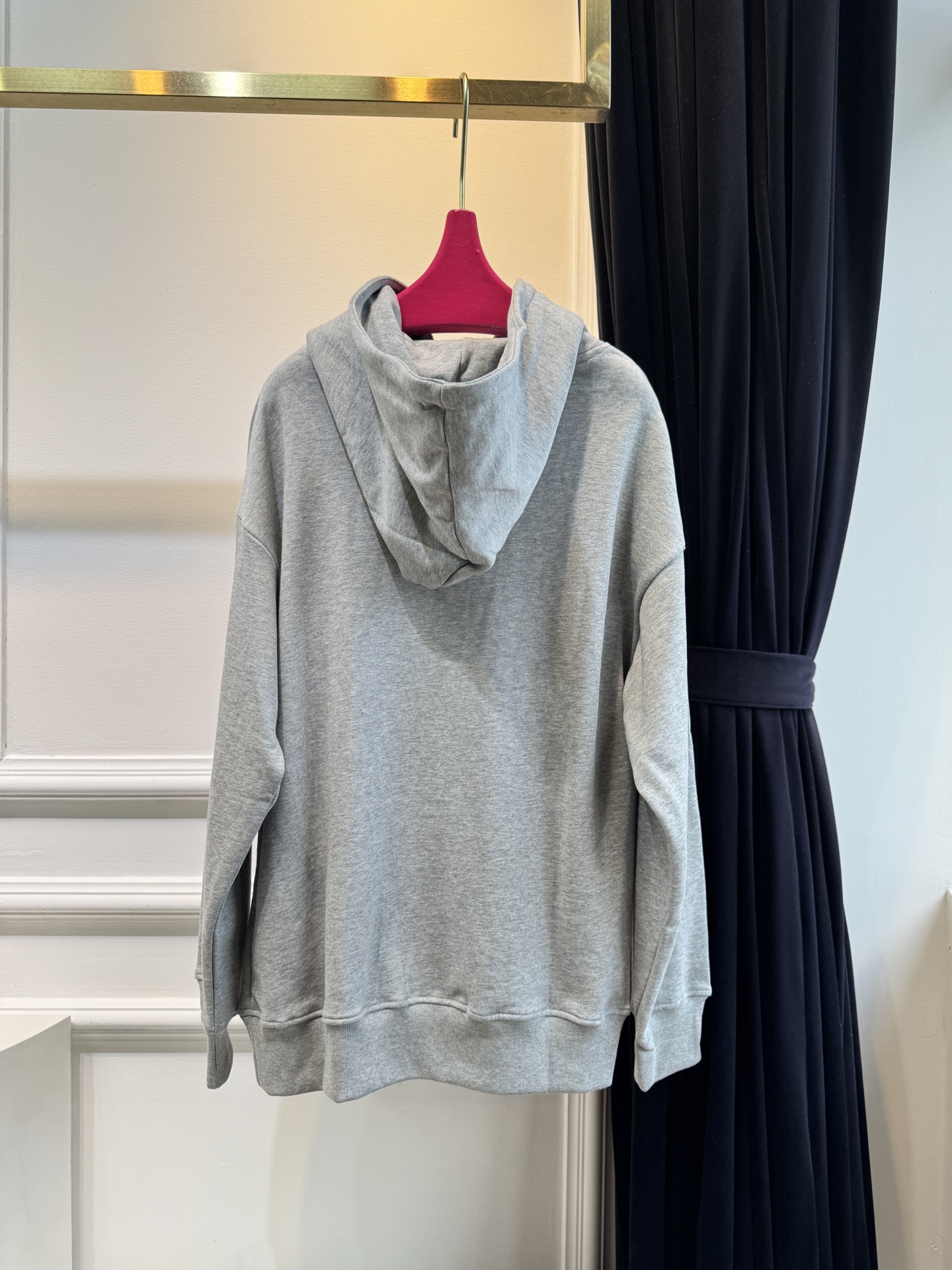 Dio*连帽卫衣这款卫衣采用棉质面料。棉质面料亲肤性极佳，触感柔软，透气性强，能让皮肤自由呼吸，且吸湿性