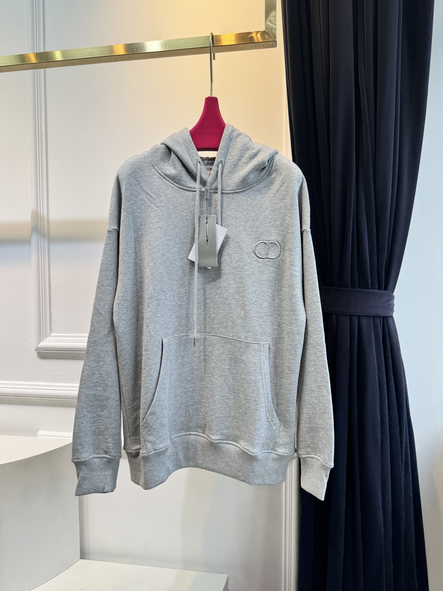 Dio*连帽卫衣这款卫衣采用棉质面料。棉质面料亲肤性极佳，触感柔软，透气性强，能让皮肤自由呼吸，且吸湿性