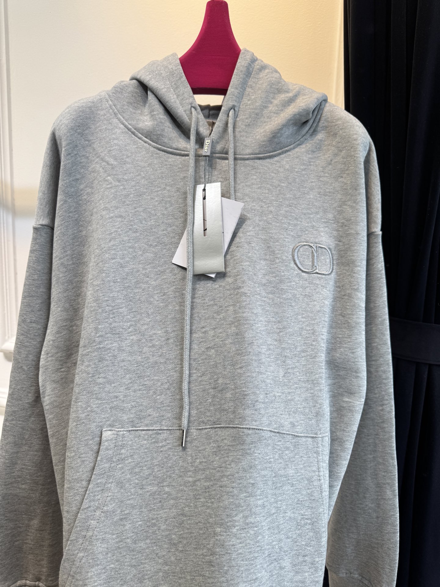 Dio*连帽卫衣这款卫衣采用棉质面料。棉质面料亲肤性极佳，触感柔软，透气性强，能让皮肤自由呼吸，且吸湿性