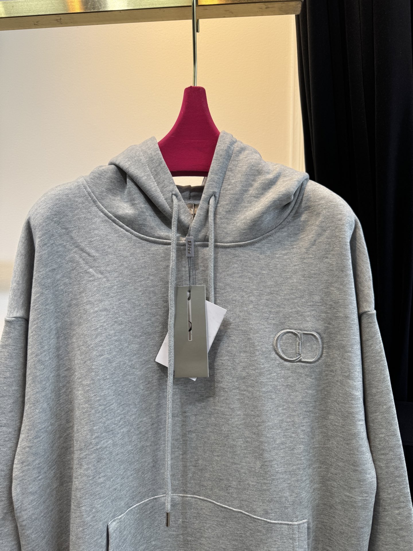 Dio*连帽卫衣这款卫衣采用棉质面料。棉质面料亲肤性极佳，触感柔软，透气性强，能让皮肤自由呼吸，且吸湿性