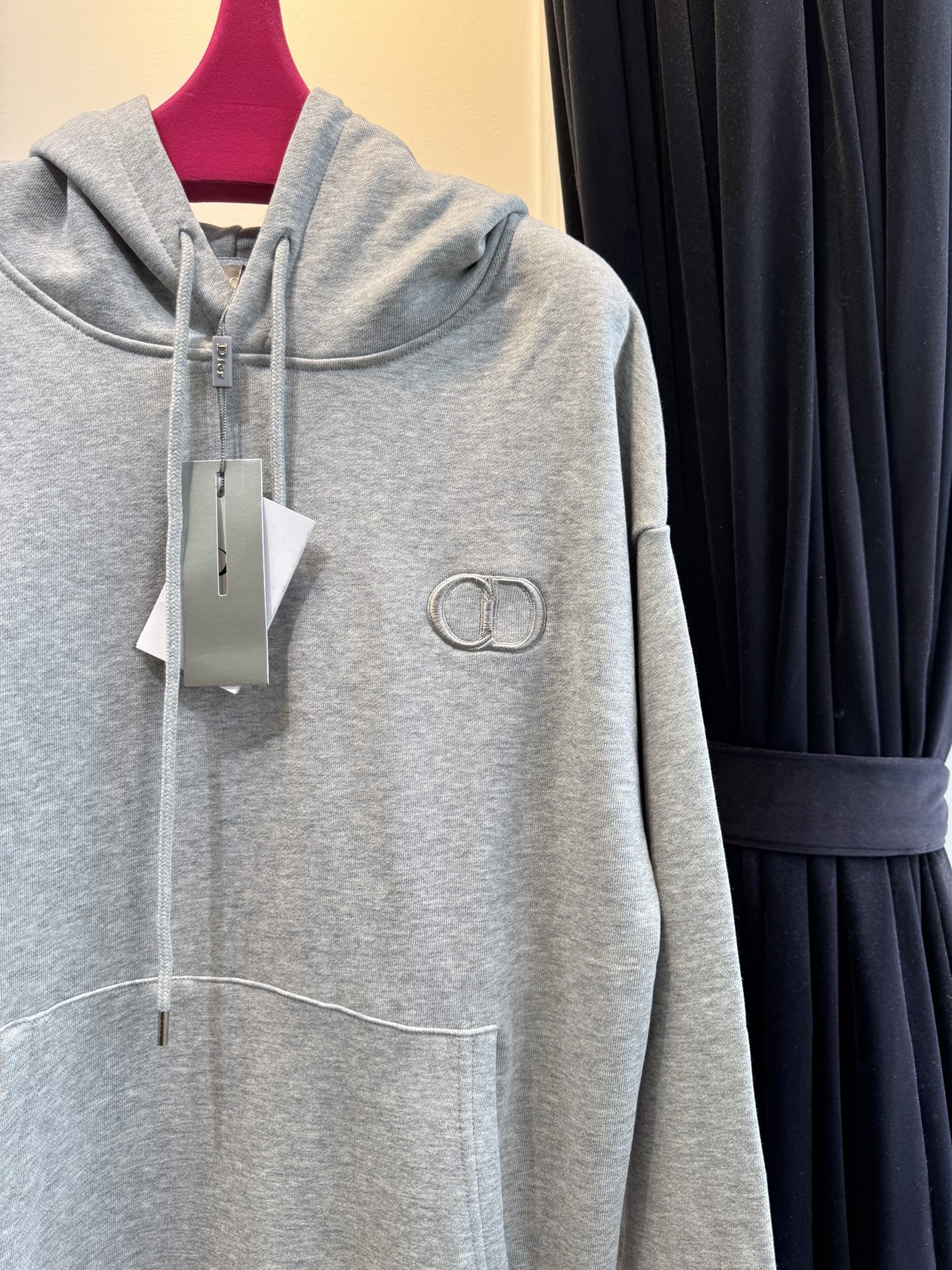 Dio*连帽卫衣这款卫衣采用棉质面料。棉质面料亲肤性极佳，触感柔软，透气性强，能让皮肤自由呼吸，且吸湿性