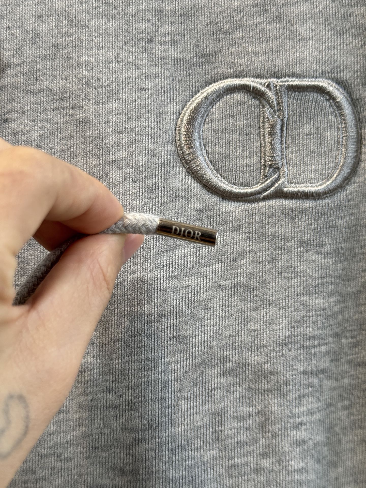 Dio*连帽卫衣这款卫衣采用棉质面料。棉质面料亲肤性极佳，触感柔软，透气性强，能让皮肤自由呼吸，且吸湿性