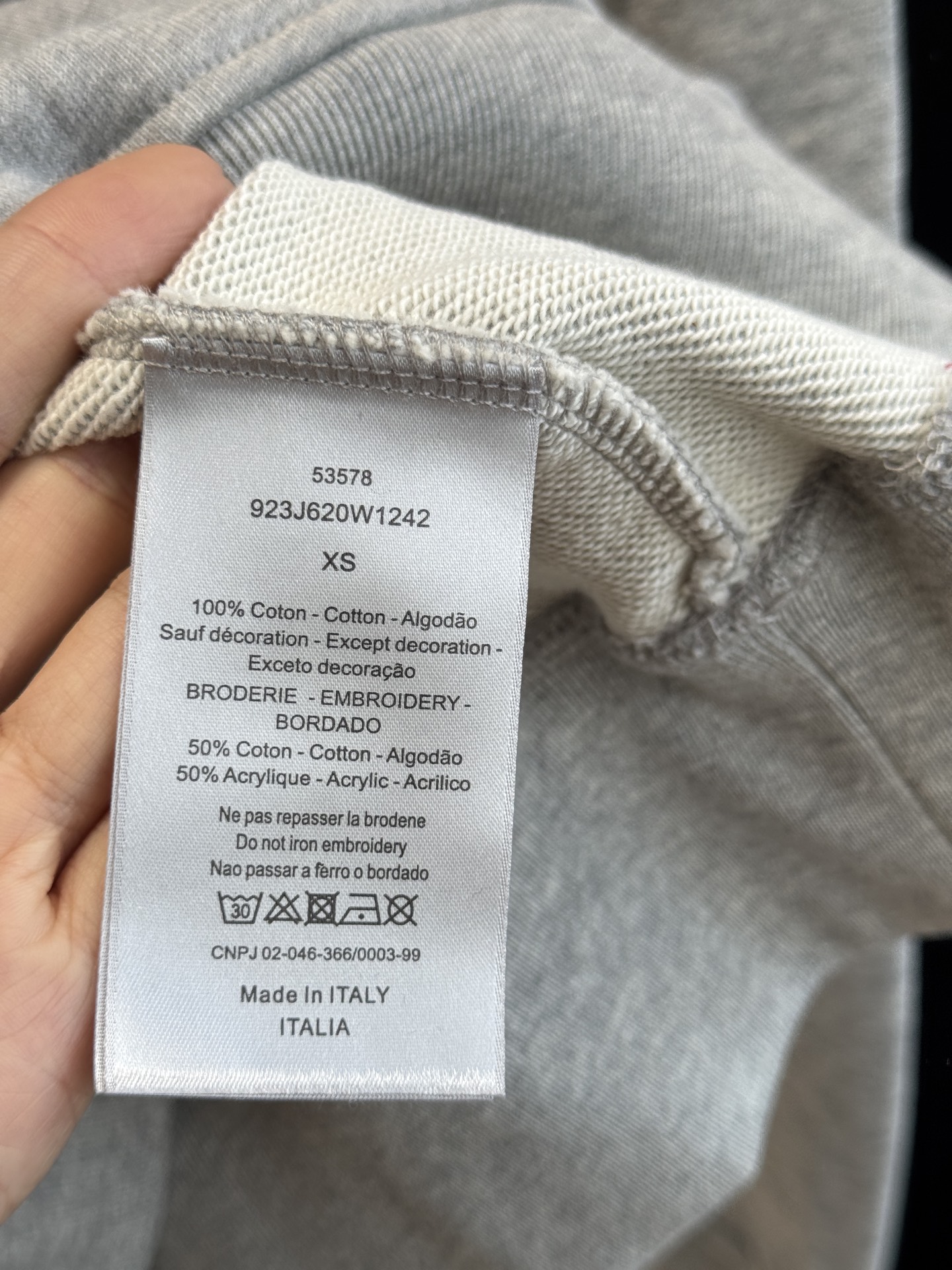 Dio*连帽卫衣这款卫衣采用棉质面料。棉质面料亲肤性极佳，触感柔软，透气性强，能让皮肤自由呼吸，且吸湿性