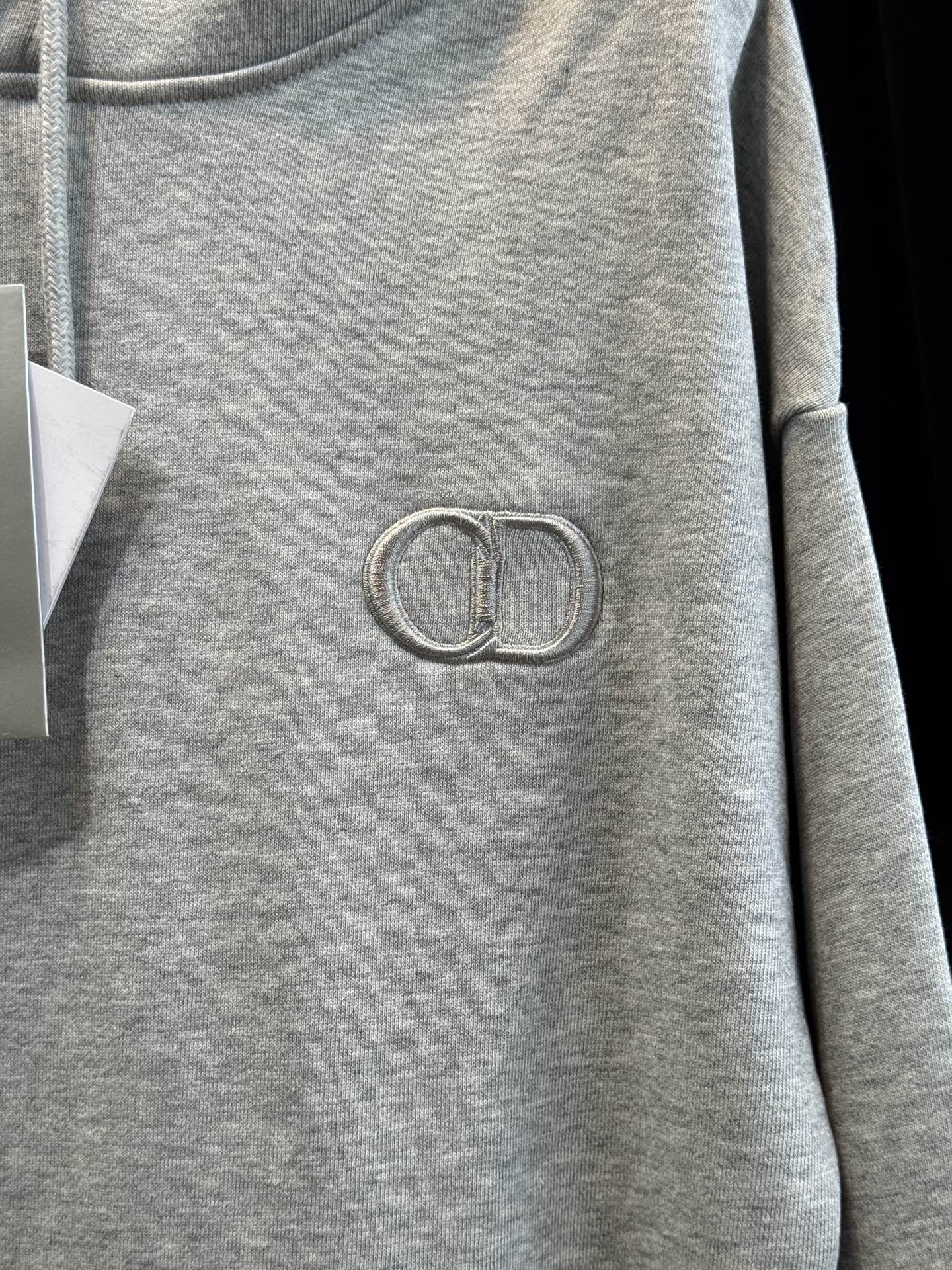 CH克罗心梵文刺绣logo连帽卫衣•图案：衣服左侧胸前与后背带有品牌标识或特色图案，虽面积不大但较为醒目