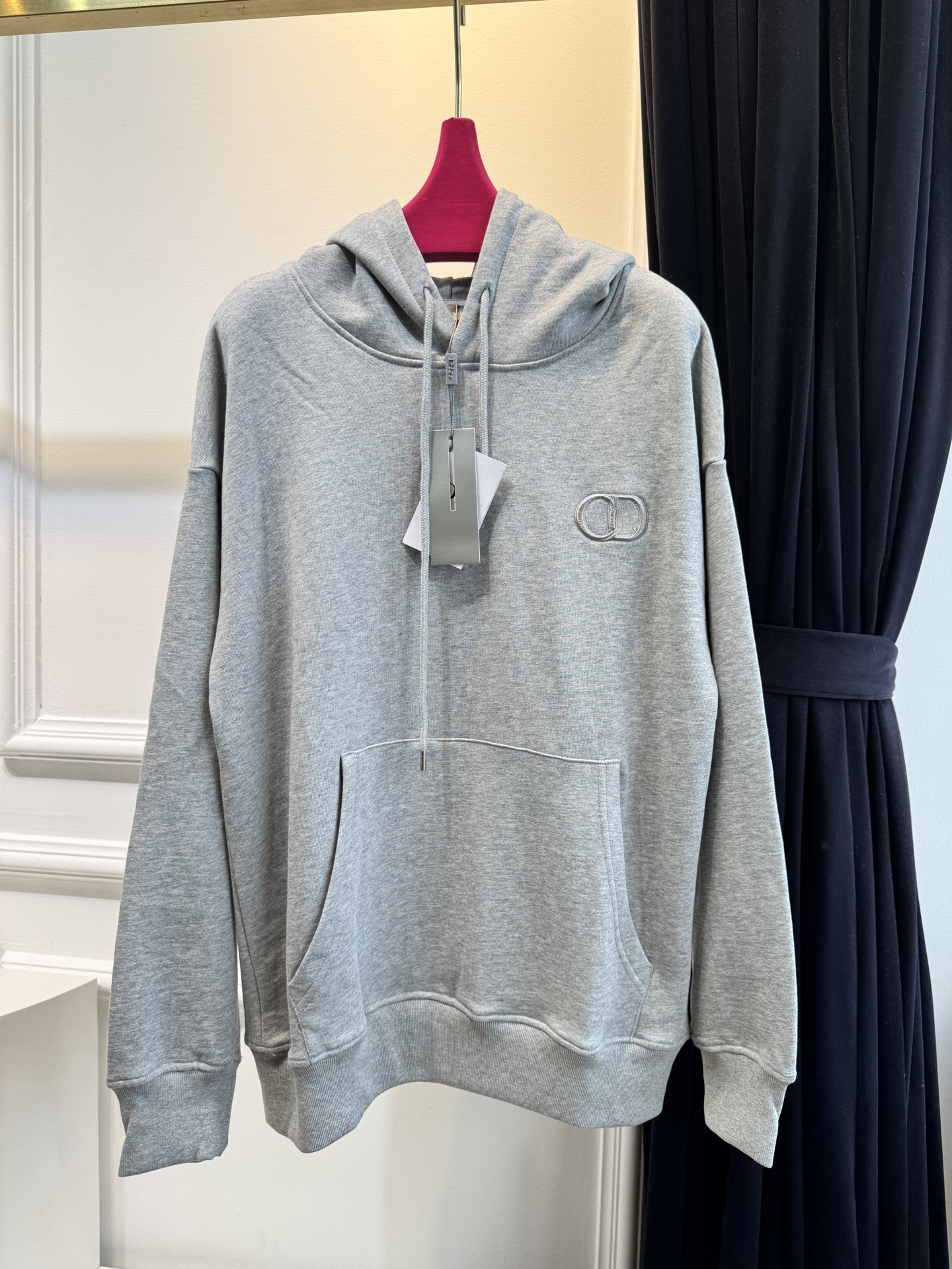 Dio*连帽卫衣这款卫衣采用棉质面料。棉质面料亲肤性极佳，触感柔软，透气性强，能让皮肤自由呼吸，且吸湿性