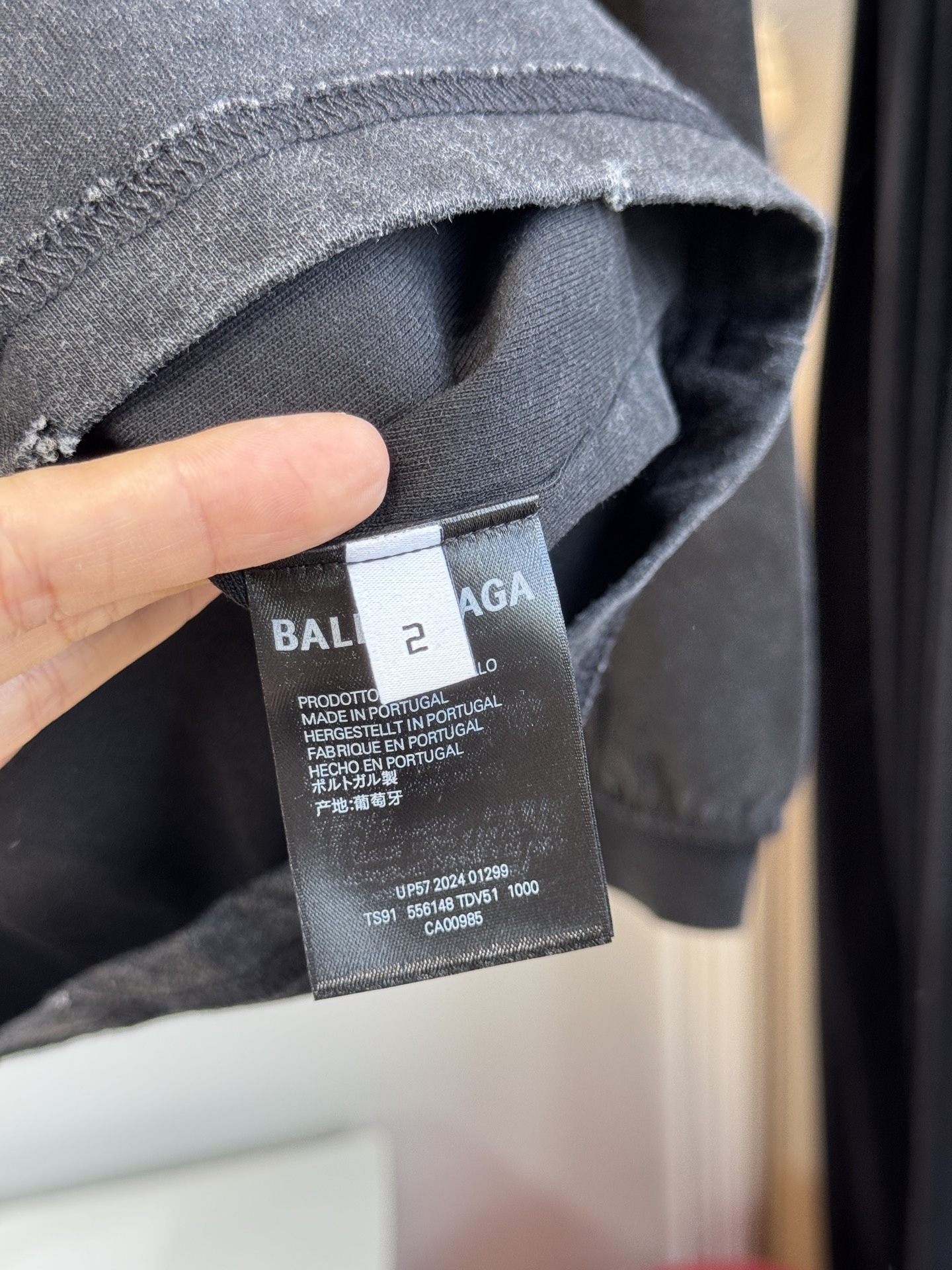 BLCG反面设计圆领T恤长袖衫棉混纺面料，比如混入聚酯纤维等，会增强面料的挺括度和耐磨性，让卫衣更耐穿且