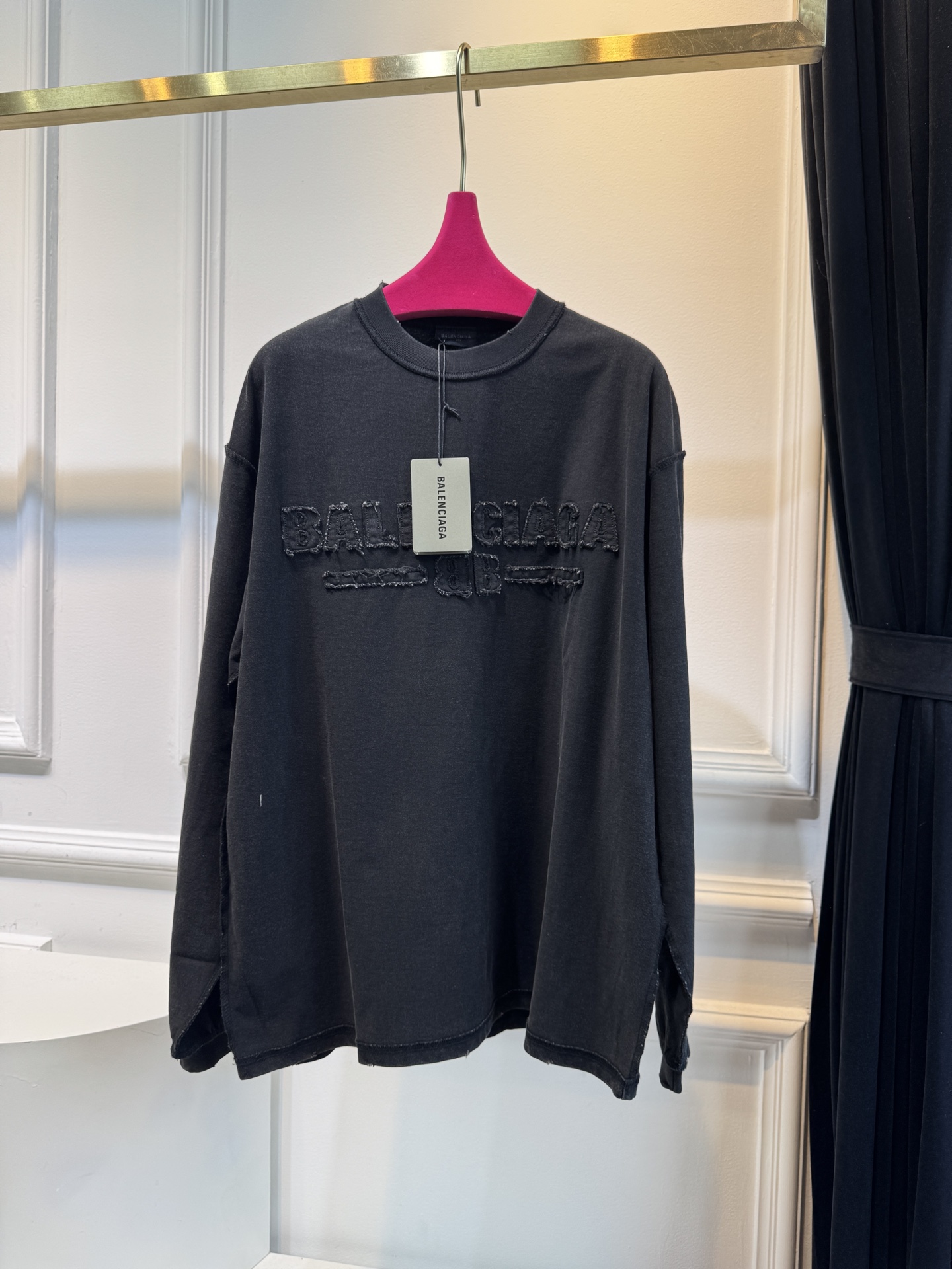 BLCG反面设计圆领T恤长袖衫棉混纺面料，比如混入聚酯纤维等，会增强面料的挺括度和耐磨性，让卫衣更耐穿且