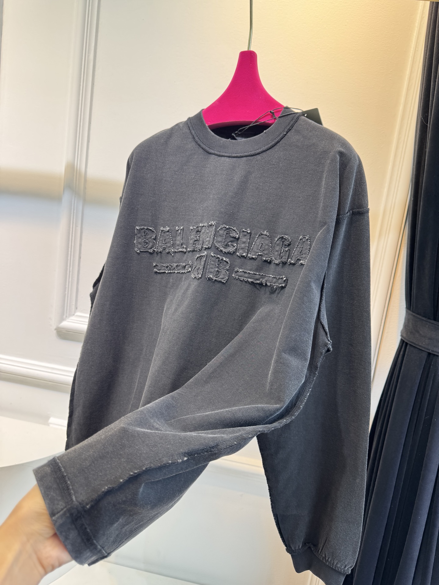 BLCG反面设计圆领T恤长袖衫棉混纺面料，比如混入聚酯纤维等，会增强面料的挺括度和耐磨性，让卫衣更耐穿且