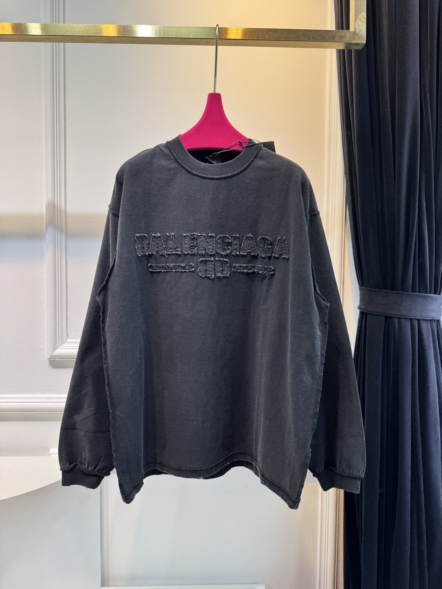 BLCG反面设计圆领T恤长袖衫棉混纺面料，比如混入聚酯纤维等，会增强面料的挺括度和耐磨性，让卫衣更耐穿且