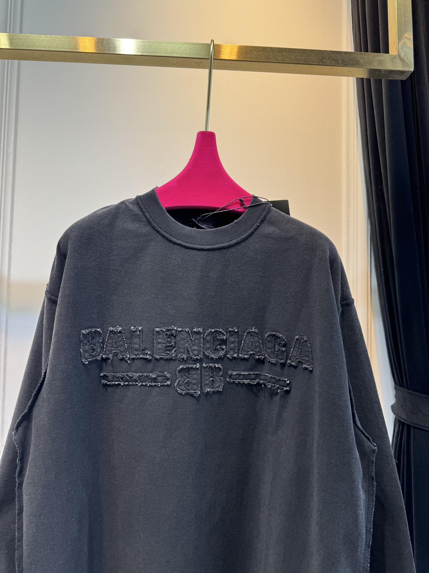 BLCG反面设计圆领T恤长袖衫棉混纺面料，比如混入聚酯纤维等，会增强面料的挺括度和耐磨性，让卫衣更耐穿且