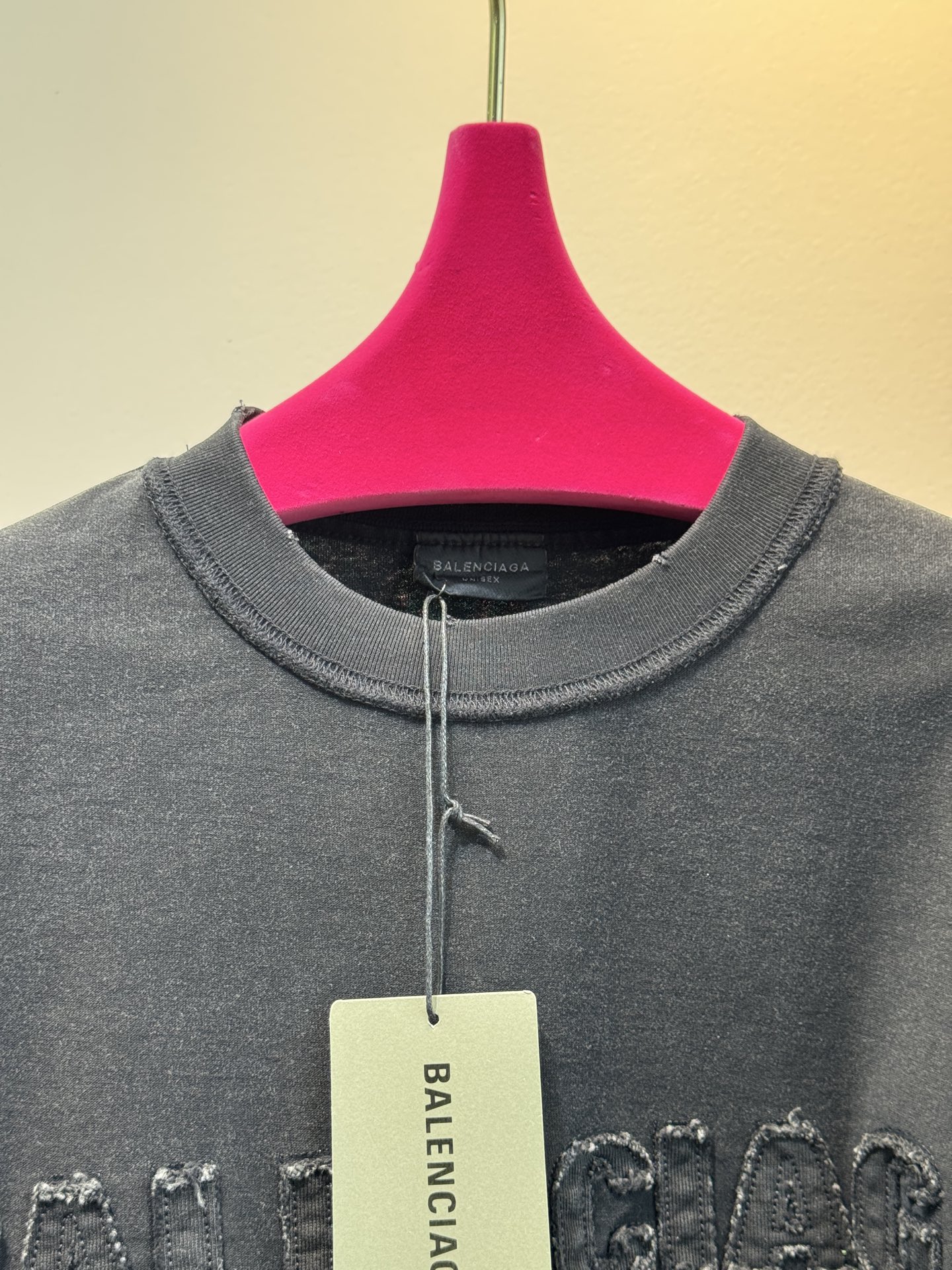 BLCG反面设计圆领T恤长袖衫棉混纺面料，比如混入聚酯纤维等，会增强面料的挺括度和耐磨性，让卫衣更耐穿且