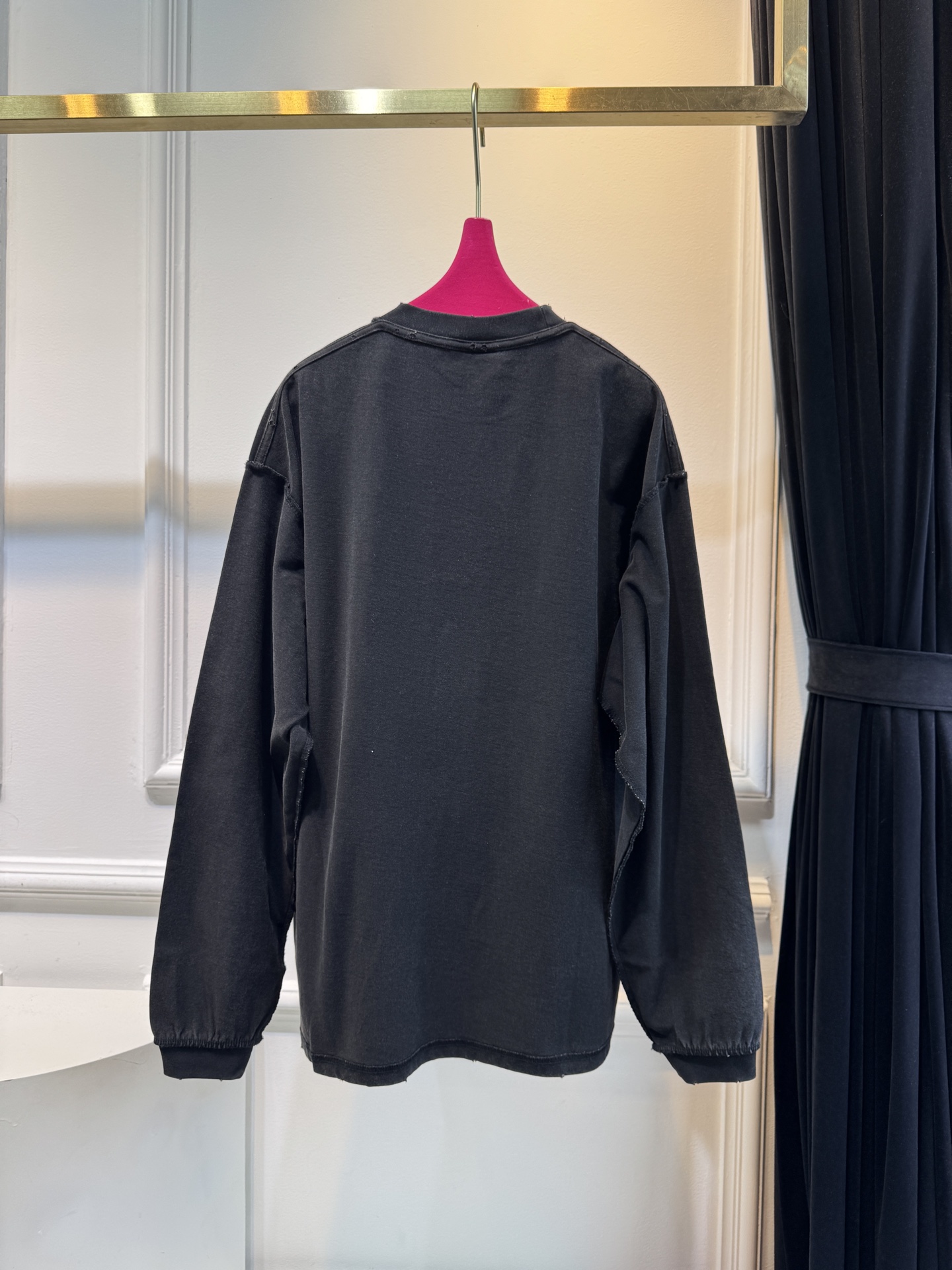 BLCG反面设计圆领T恤长袖衫棉混纺面料，比如混入聚酯纤维等，会增强面料的挺括度和耐磨性，让卫衣更耐穿且