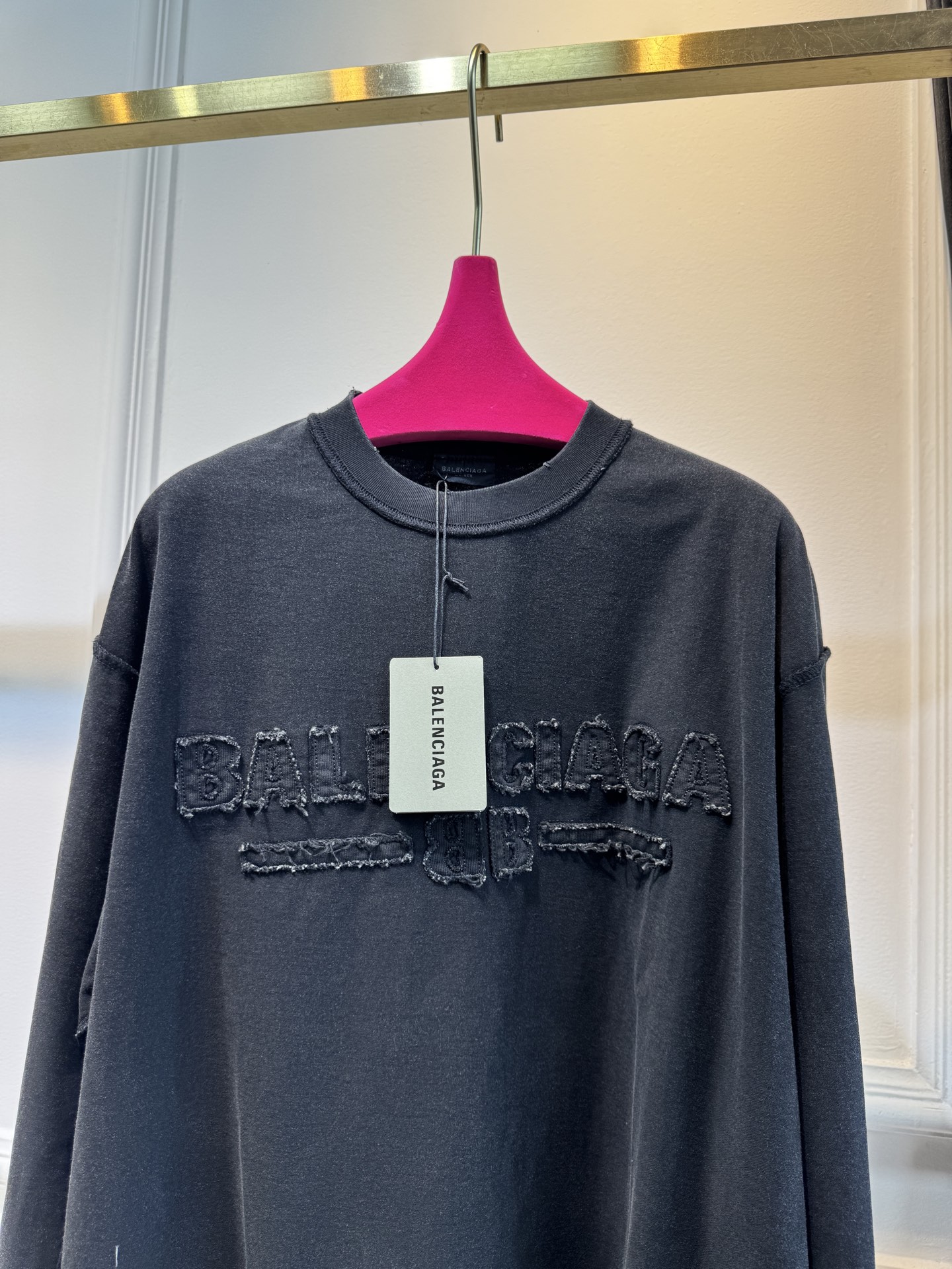 BLCG反面设计圆领T恤长袖衫棉混纺面料，比如混入聚酯纤维等，会增强面料的挺括度和耐磨性，让卫衣更耐穿且