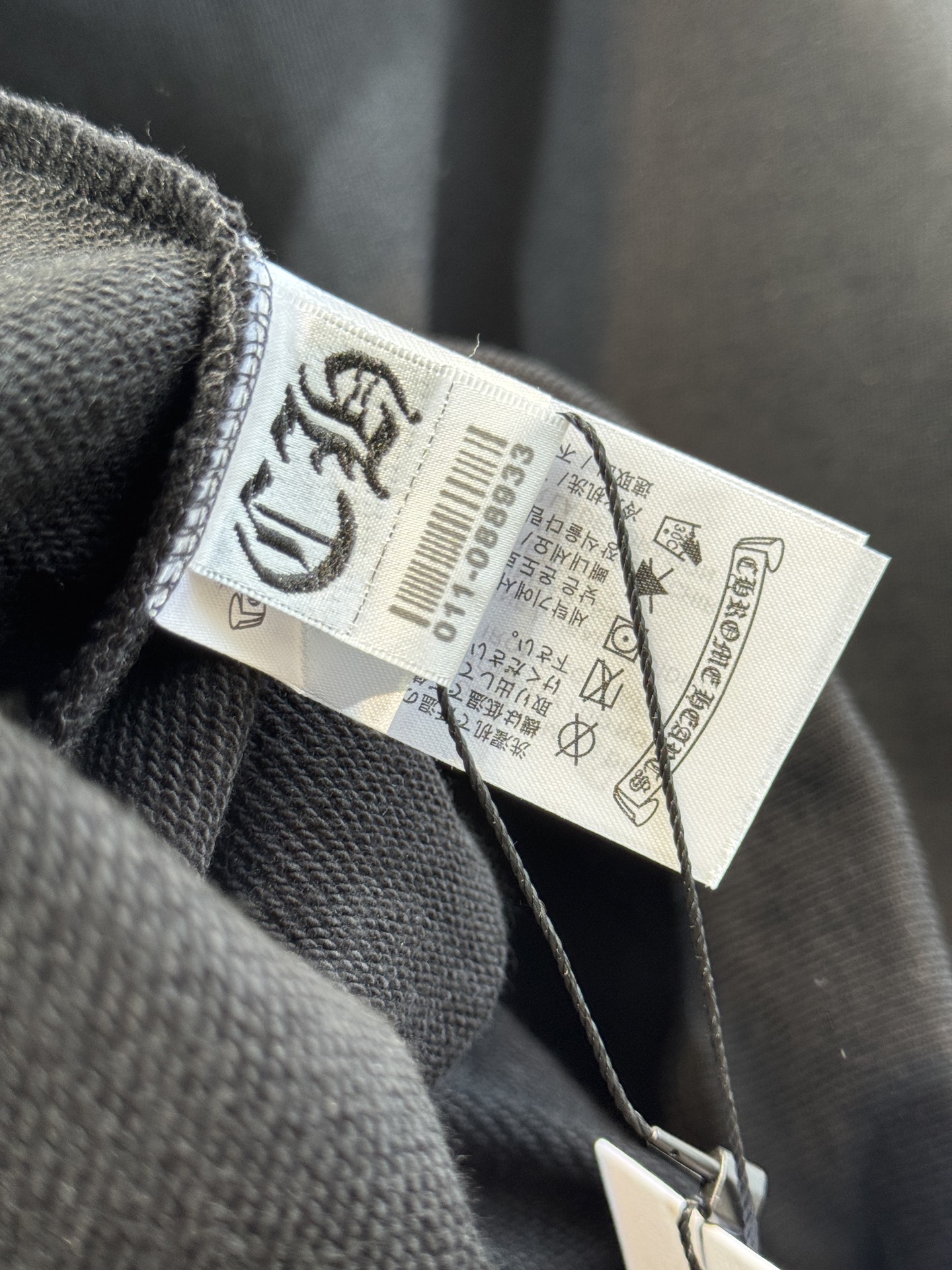 CH克罗心梵文刺绣logo连帽卫衣•图案：衣服左侧胸前与后背带有品牌标识或特色图案，虽面积不大但较为醒目