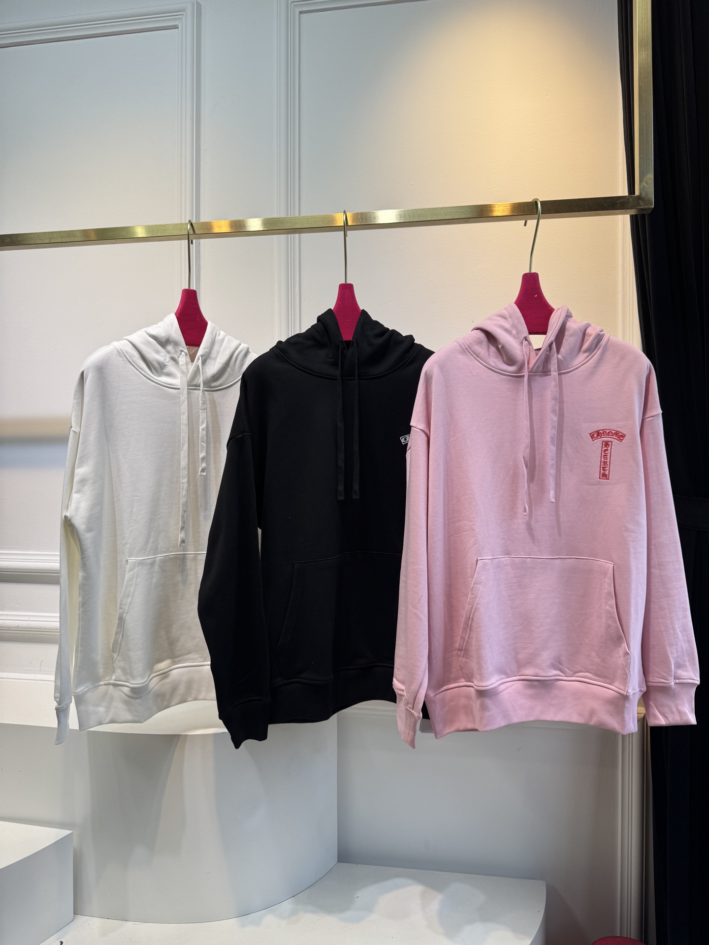 CH克罗心梵文刺绣logo连帽卫衣•图案：衣服左侧胸前与后背带有品牌标识或特色图案，虽面积不大但较为醒目