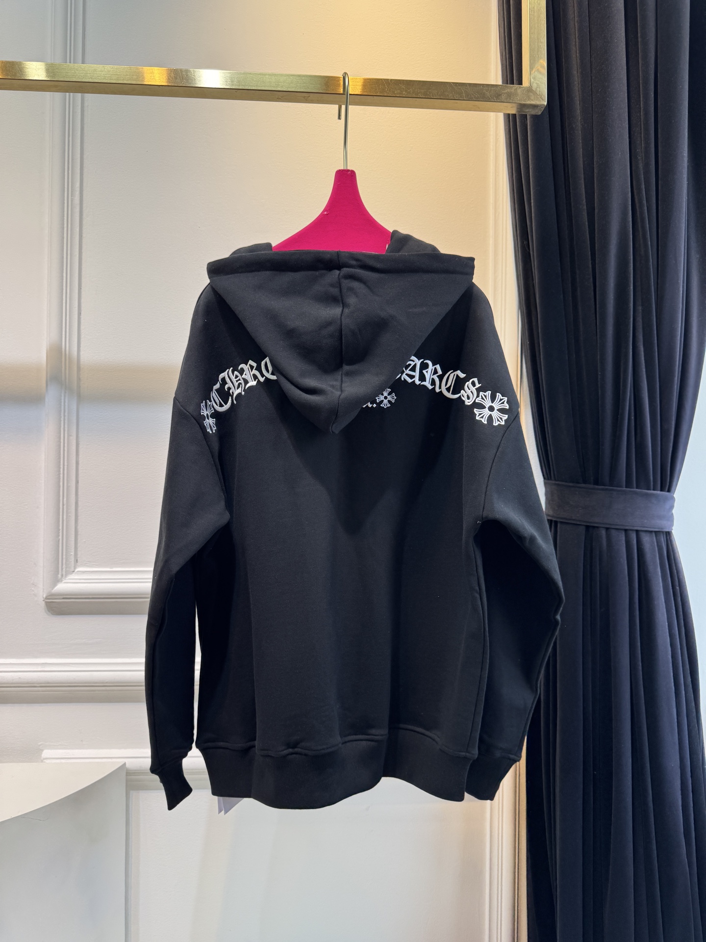 CH克罗心梵文刺绣logo连帽卫衣•图案：衣服左侧胸前与后背带有品牌标识或特色图案，虽面积不大但较为醒目