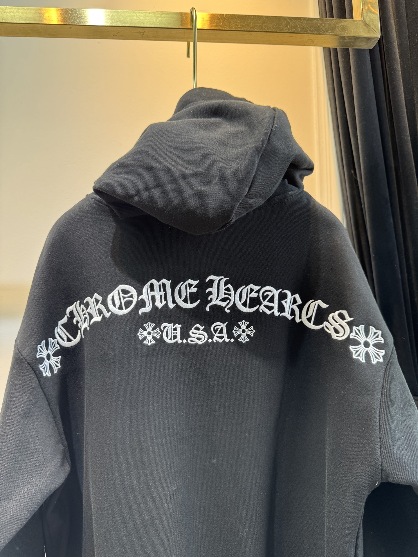 CH克罗心梵文刺绣logo连帽卫衣•图案：衣服左侧胸前与后背带有品牌标识或特色图案，虽面积不大但较为醒目