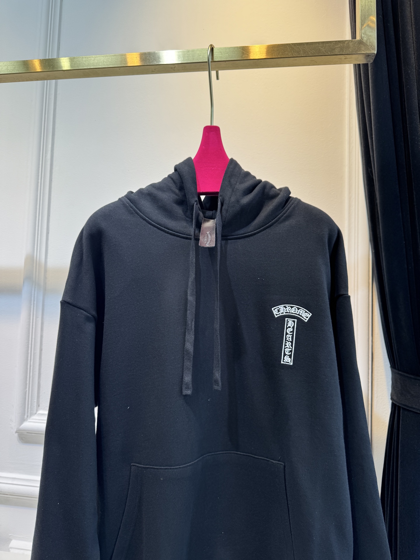 CH克罗心梵文刺绣logo连帽卫衣•图案：衣服左侧胸前与后背带有品牌标识或特色图案，虽面积不大但较为醒目