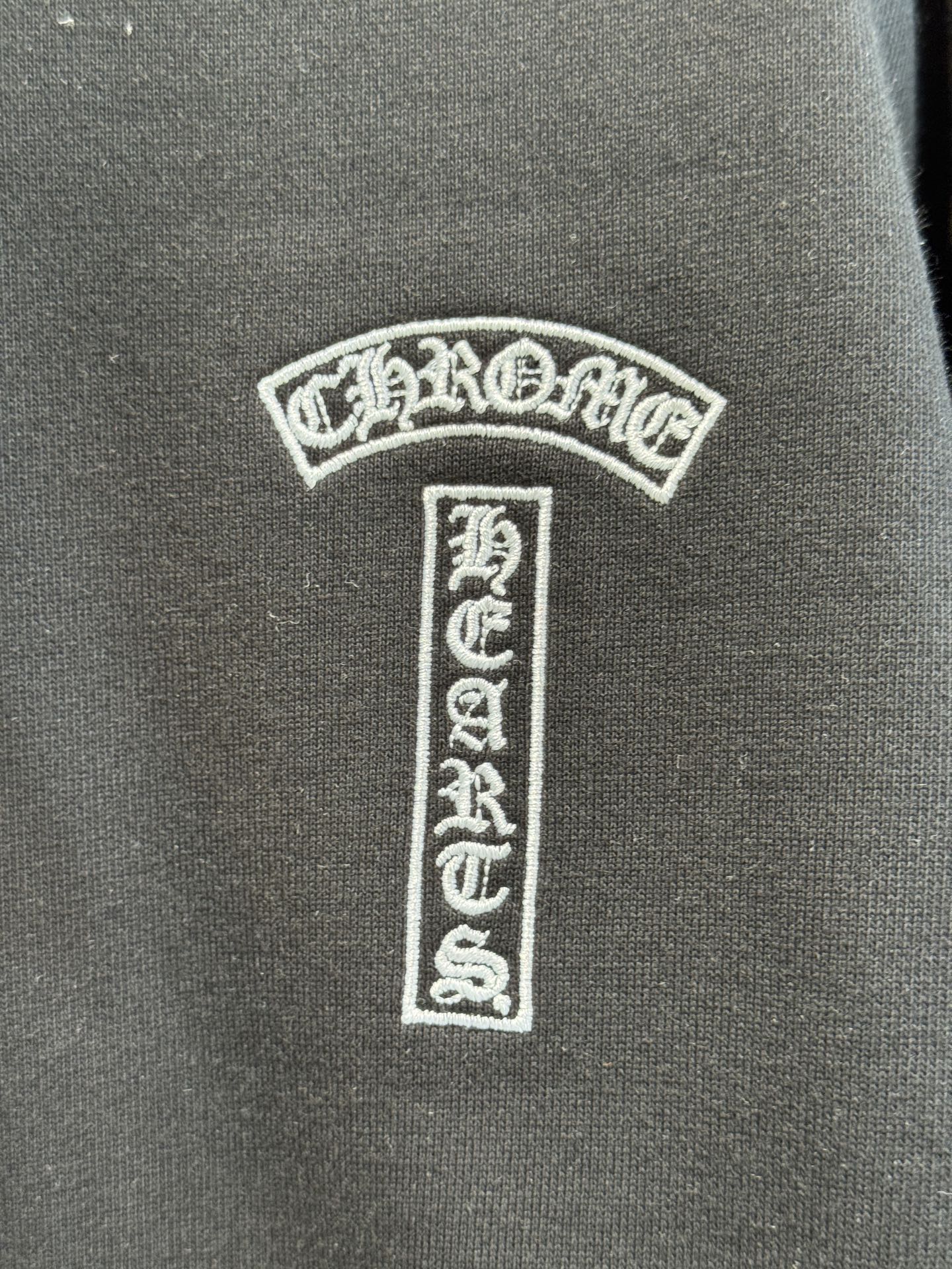 CH克罗心梵文刺绣logo连帽卫衣•图案：衣服左侧胸前与后背带有品牌标识或特色图案，虽面积不大但较为醒目