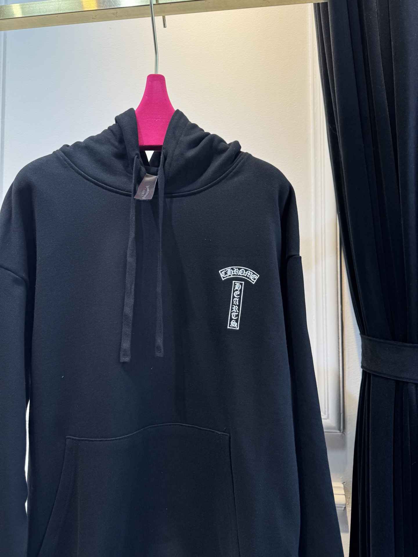 CH克罗心梵文刺绣logo连帽卫衣•图案：衣服左侧胸前与后背带有品牌标识或特色图案，虽面积不大但较为醒目