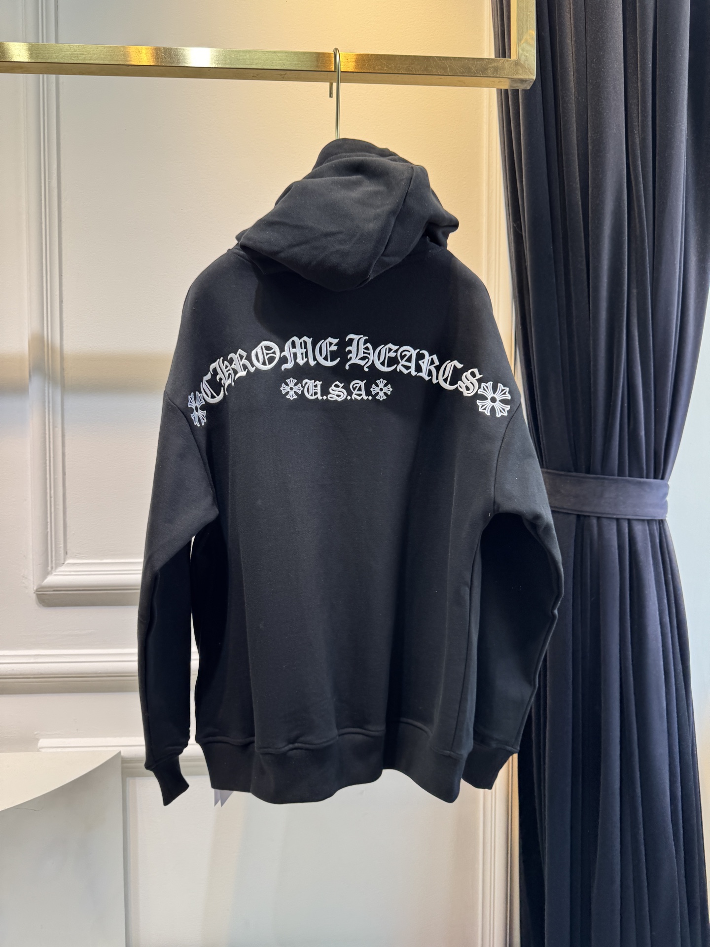 CH克罗心梵文刺绣logo连帽卫衣•图案：衣服左侧胸前与后背带有品牌标识或特色图案，虽面积不大但较为醒目