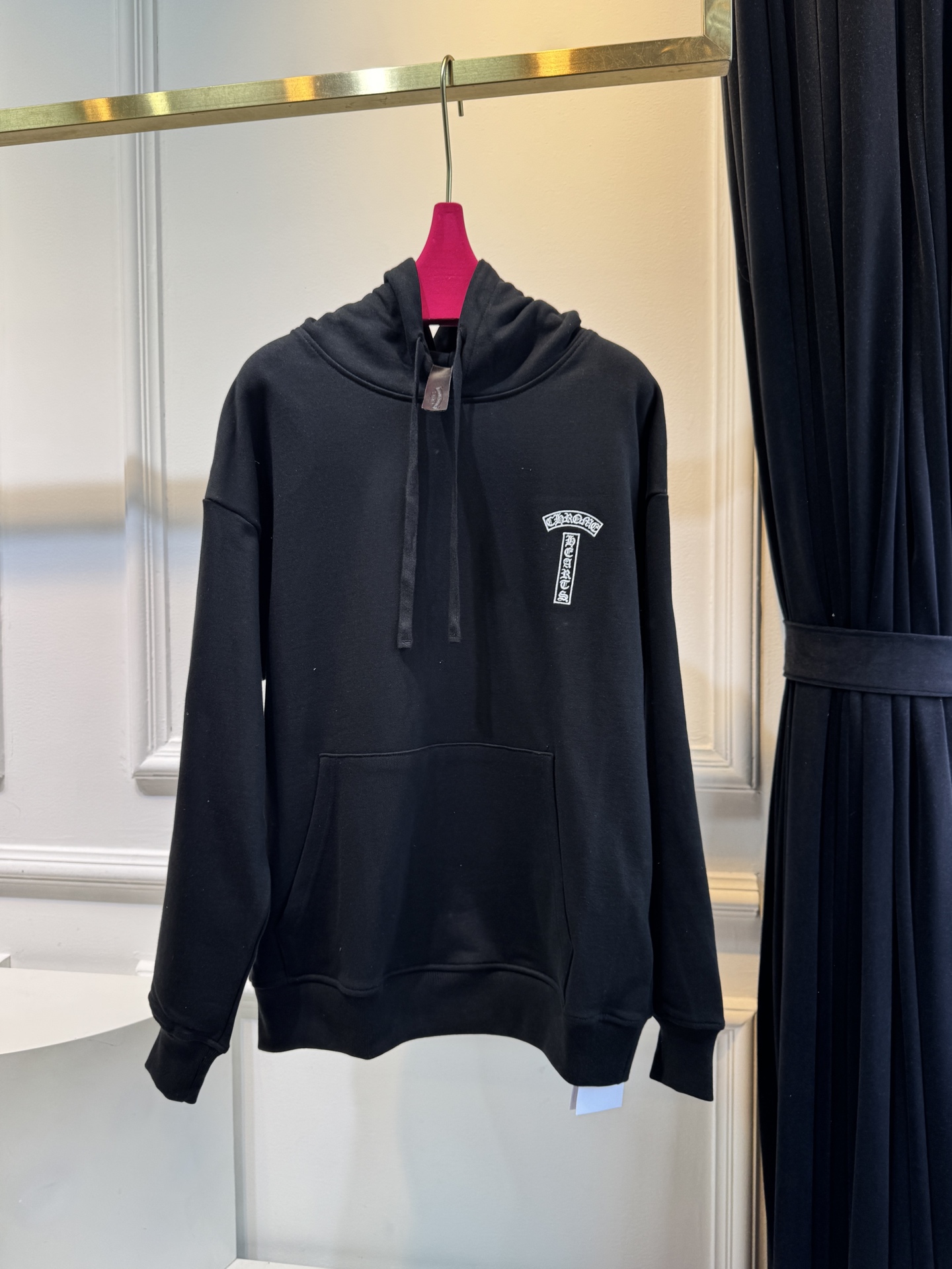 CH克罗心梵文刺绣logo连帽卫衣•图案：衣服左侧胸前与后背带有品牌标识或特色图案，虽面积不大但较为醒目