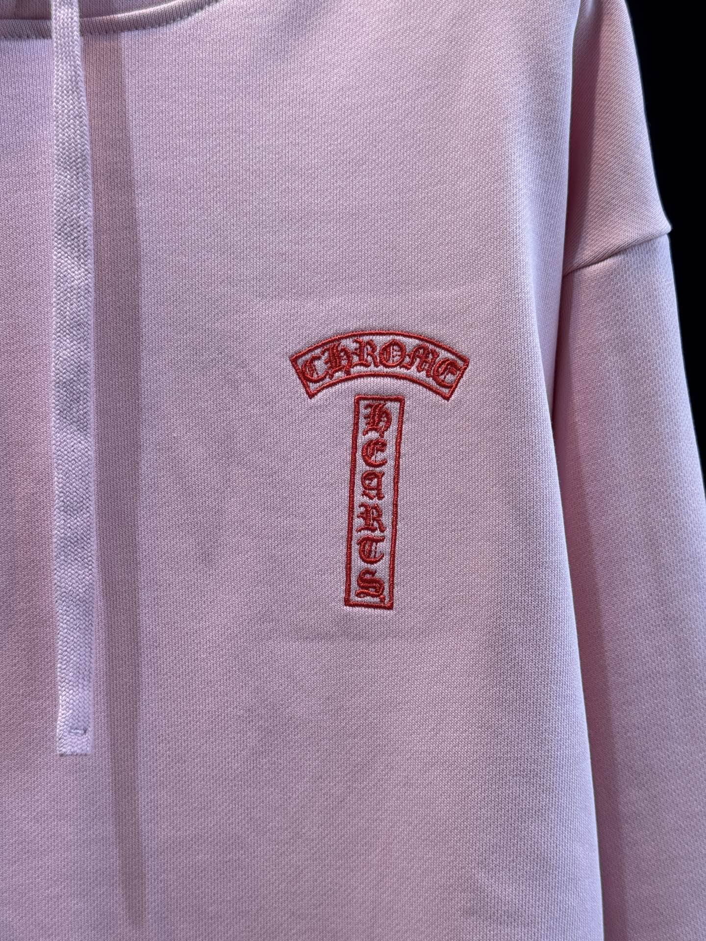 CH克罗心梵文刺绣logo连帽卫衣•图案：衣服左侧胸前与后背带有品牌标识或特色图案，虽面积不大但较为醒目