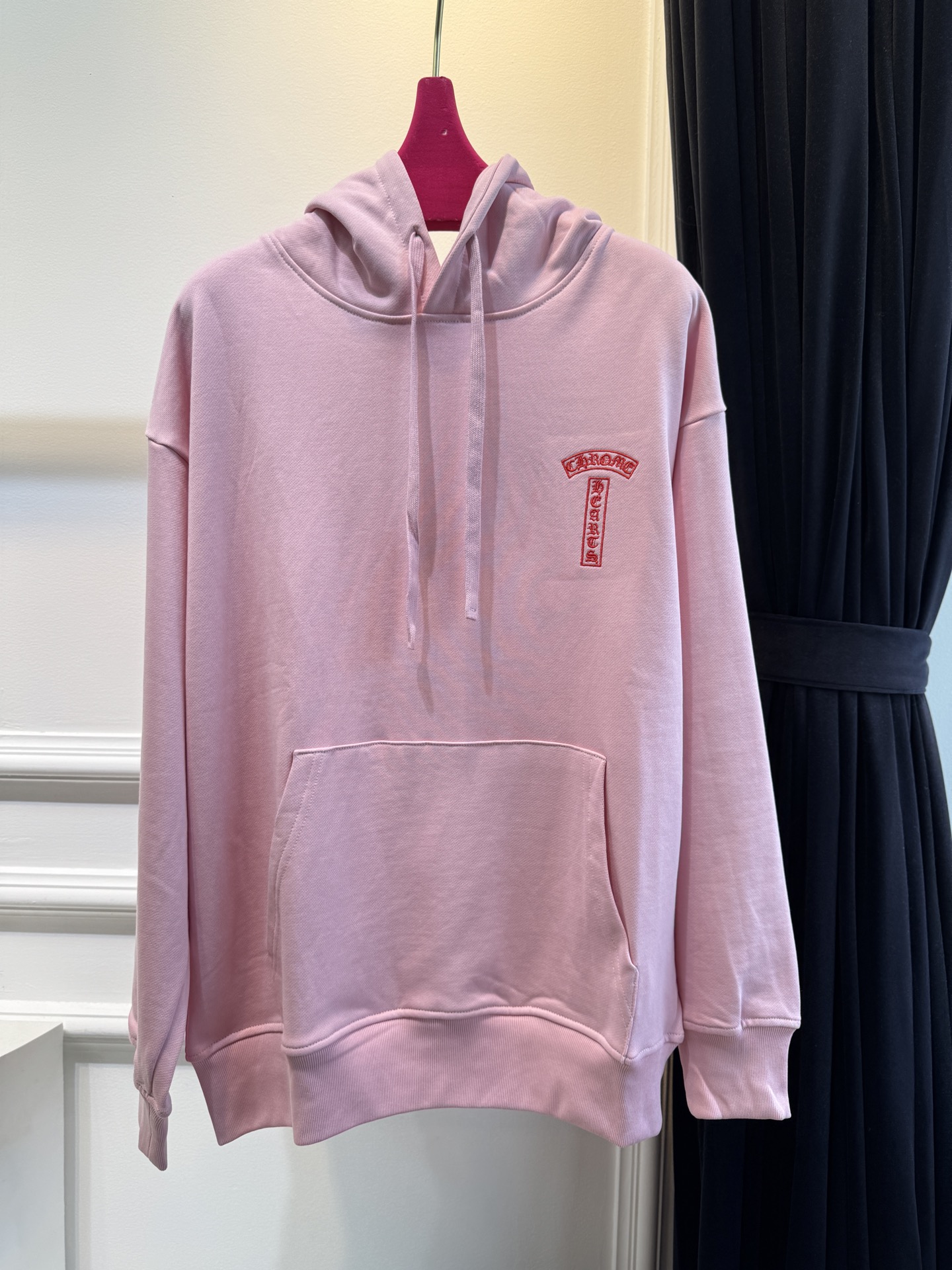 CH克罗心梵文刺绣logo连帽卫衣•图案：衣服左侧胸前与后背带有品牌标识或特色图案，虽面积不大但较为醒目