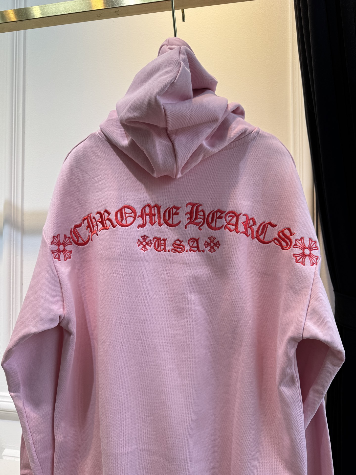 CH克罗心梵文刺绣logo连帽卫衣•图案：衣服左侧胸前与后背带有品牌标识或特色图案，虽面积不大但较为醒目