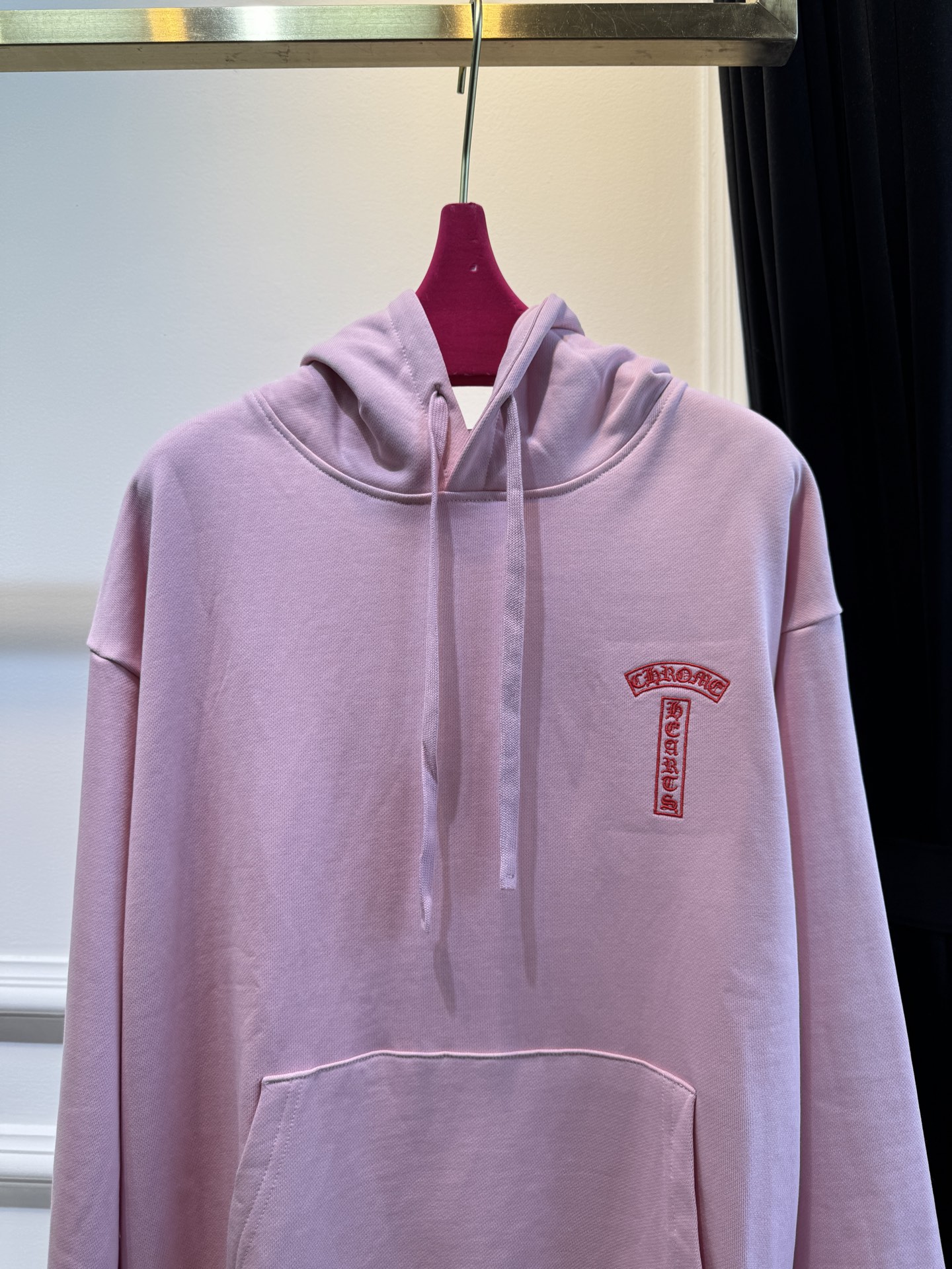 CH克罗心梵文刺绣logo连帽卫衣•图案：衣服左侧胸前与后背带有品牌标识或特色图案，虽面积不大但较为醒目