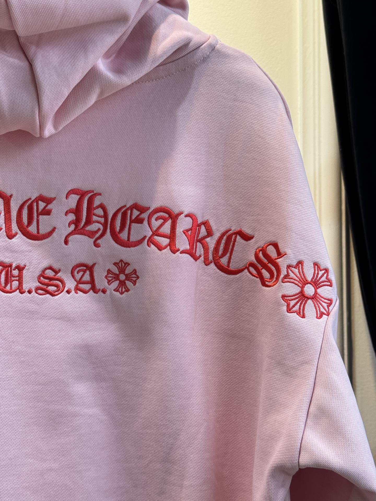 CH克罗心梵文刺绣logo连帽卫衣•图案：衣服左侧胸前与后背带有品牌标识或特色图案，虽面积不大但较为醒目