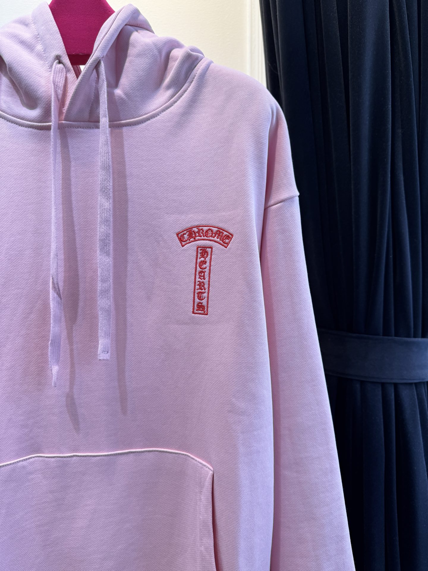 CH克罗心梵文刺绣logo连帽卫衣•图案：衣服左侧胸前与后背带有品牌标识或特色图案，虽面积不大但较为醒目