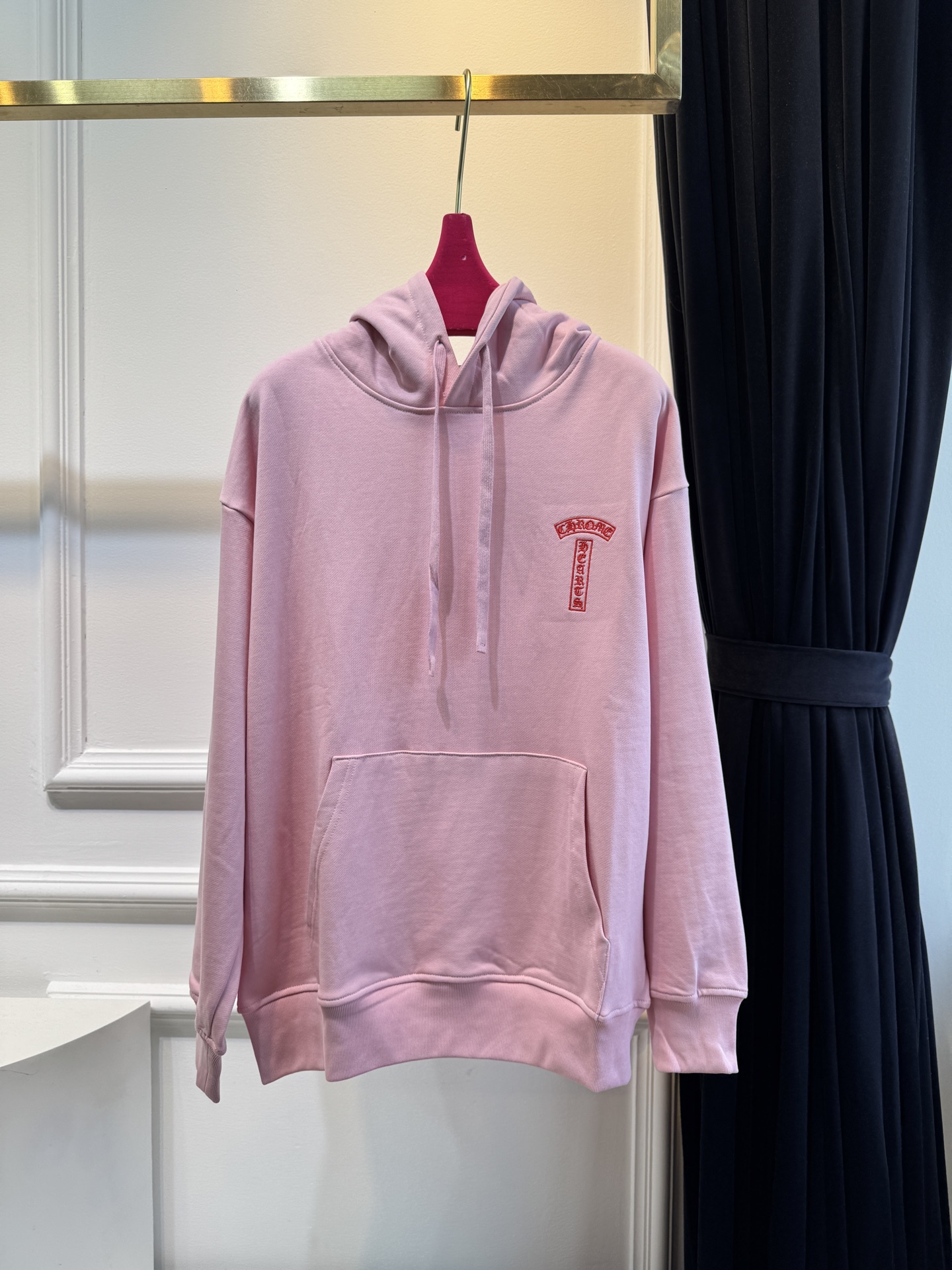 CH克罗心梵文刺绣logo连帽卫衣•图案：衣服左侧胸前与后背带有品牌标识或特色图案，虽面积不大但较为醒目