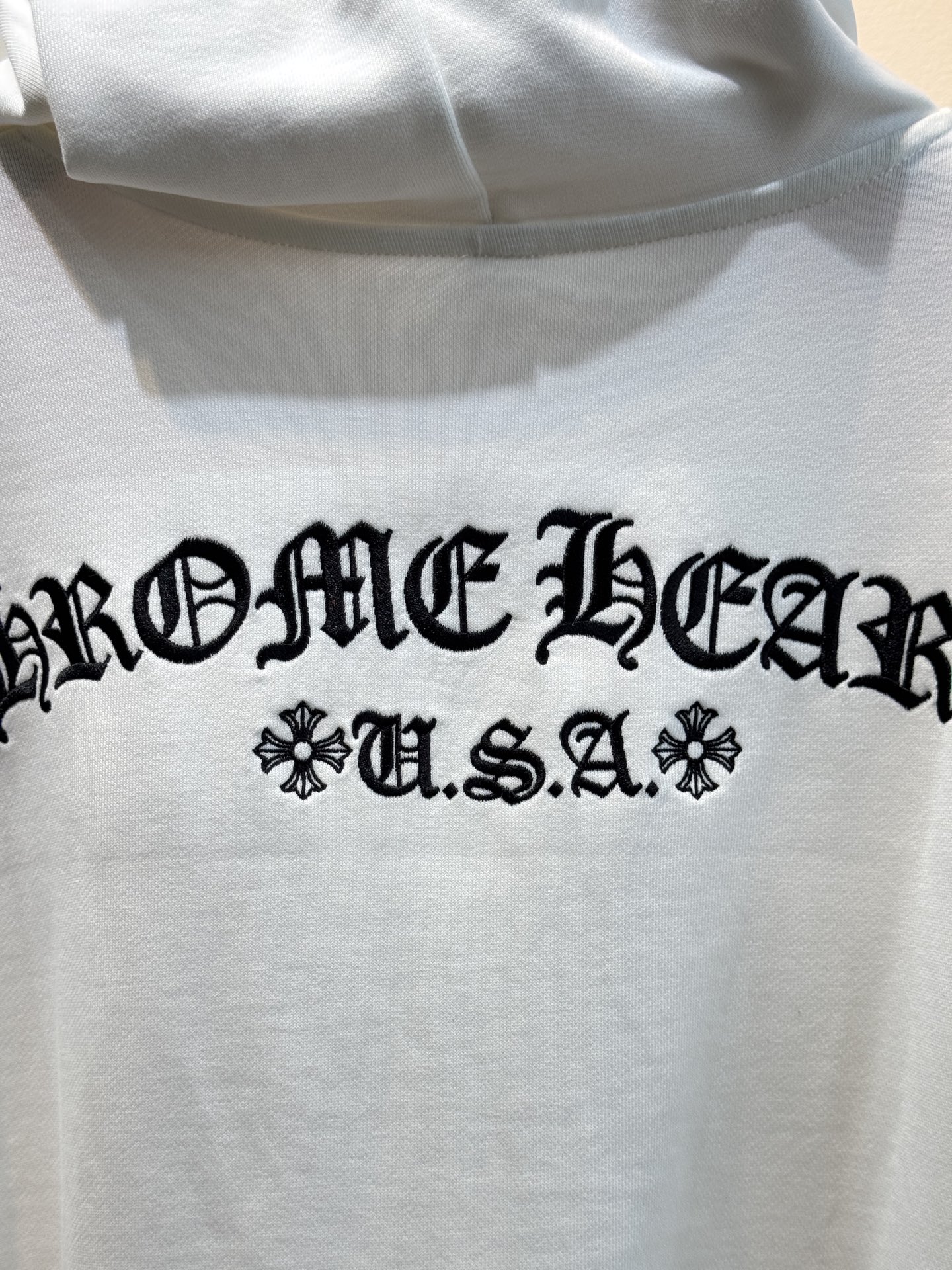 CH克罗心梵文刺绣logo连帽卫衣•图案：衣服左侧胸前与后背带有品牌标识或特色图案，虽面积不大但较为醒目