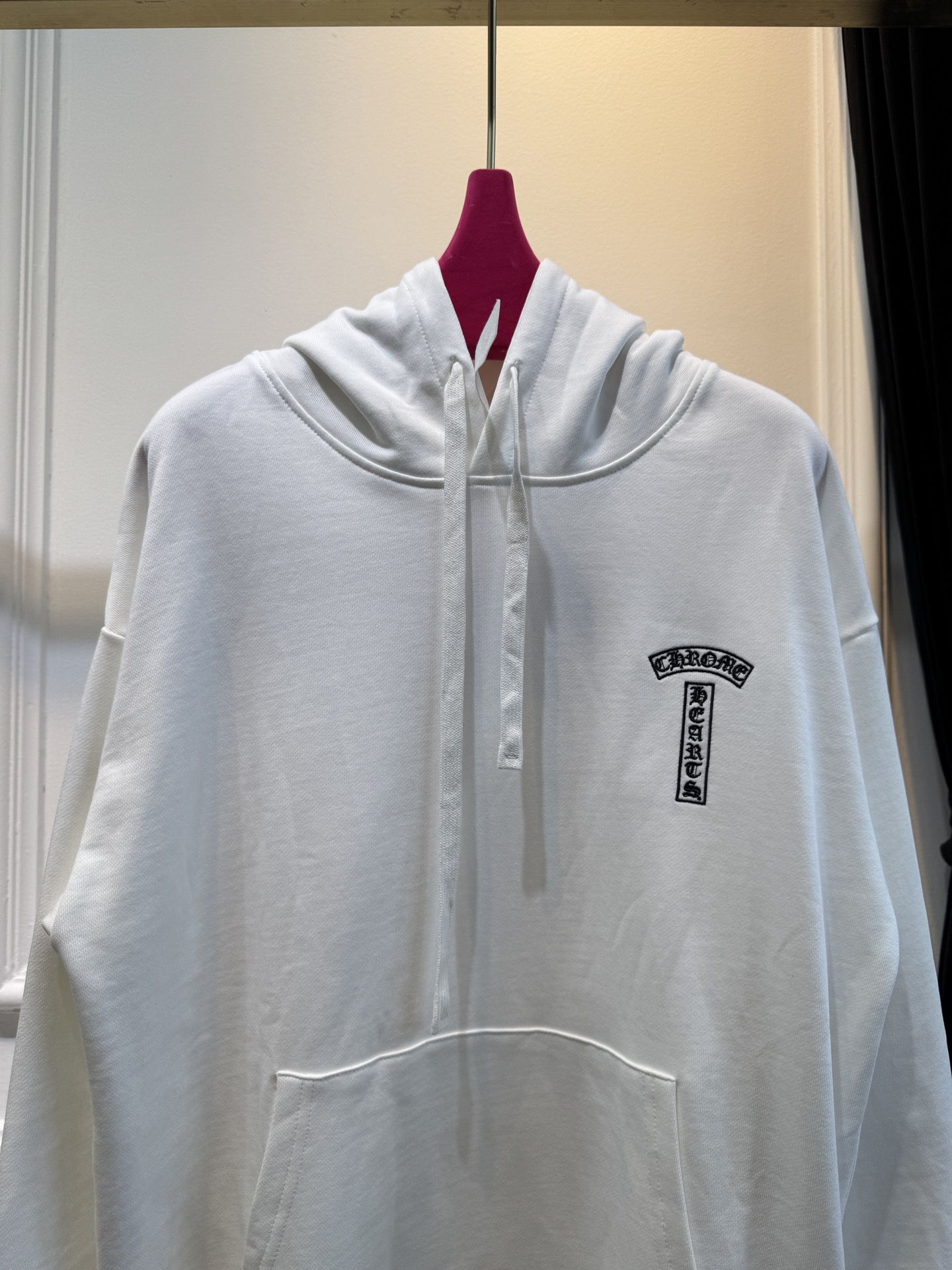 CH克罗心梵文刺绣logo连帽卫衣•图案：衣服左侧胸前与后背带有品牌标识或特色图案，虽面积不大但较为醒目