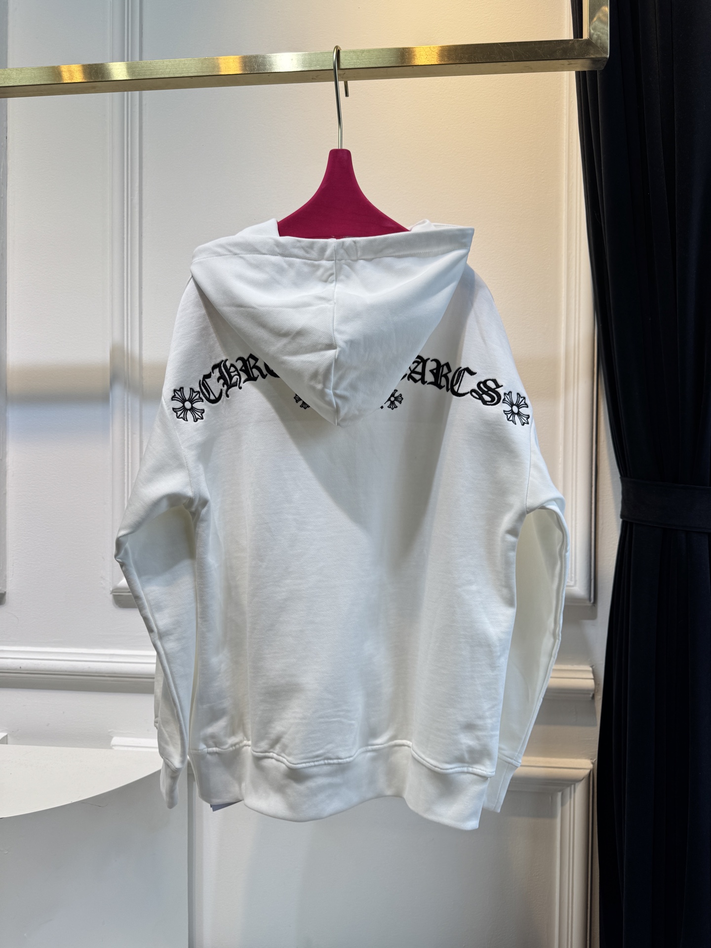 CH克罗心梵文刺绣logo连帽卫衣•图案：衣服左侧胸前与后背带有品牌标识或特色图案，虽面积不大但较为醒目