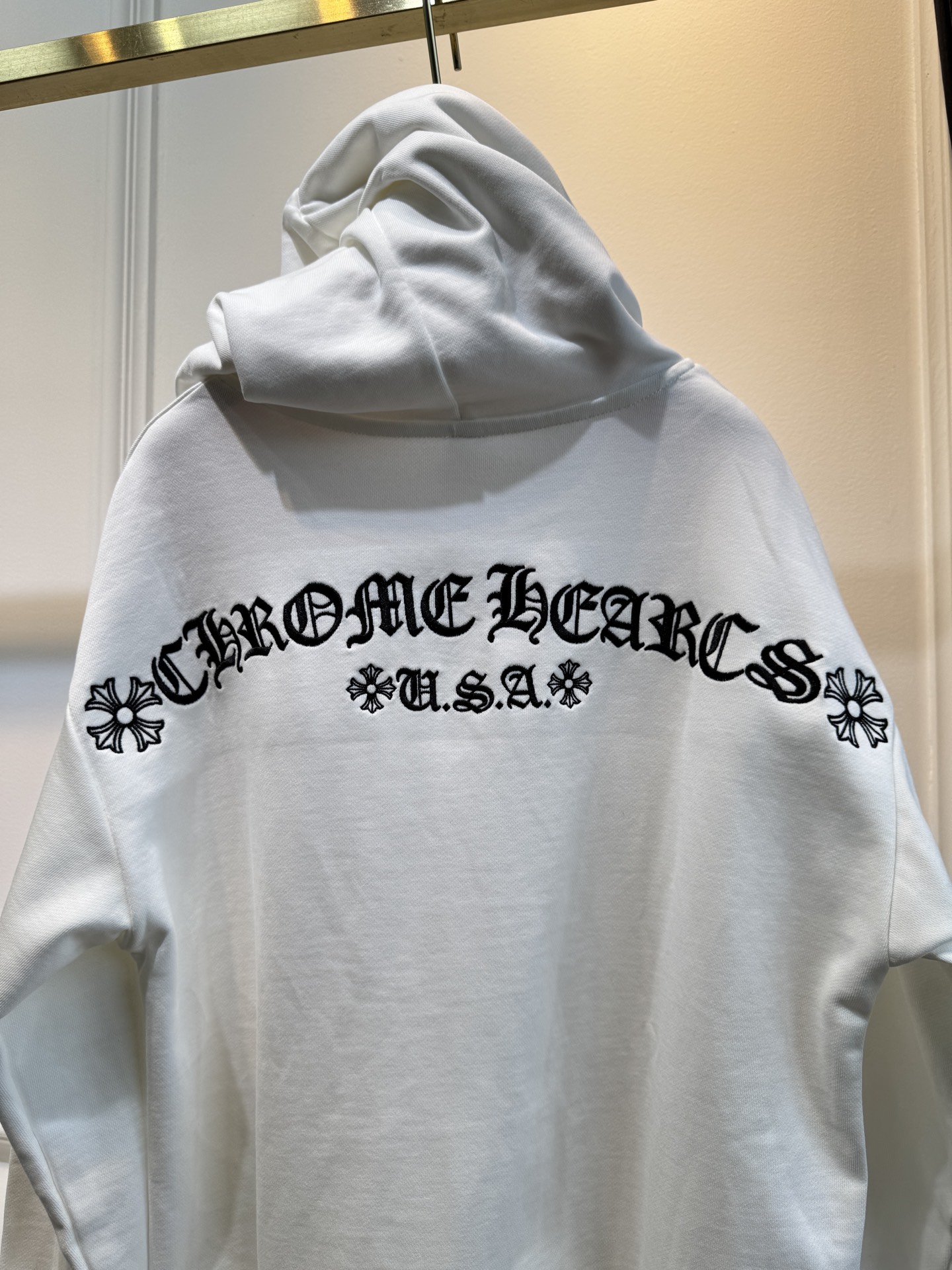 CH克罗心梵文刺绣logo连帽卫衣•图案：衣服左侧胸前与后背带有品牌标识或特色图案，虽面积不大但较为醒目