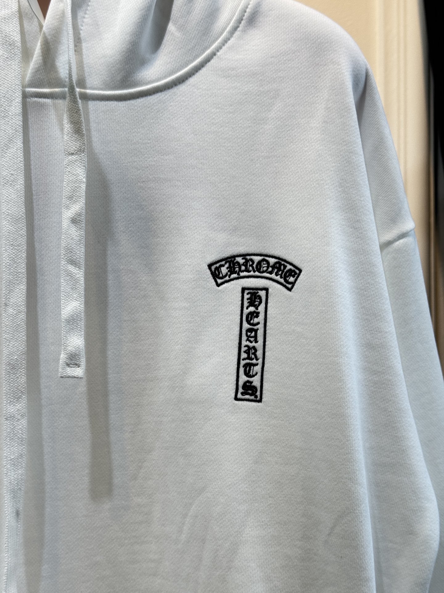 CH克罗心梵文刺绣logo连帽卫衣•图案：衣服左侧胸前与后背带有品牌标识或特色图案，虽面积不大但较为醒目