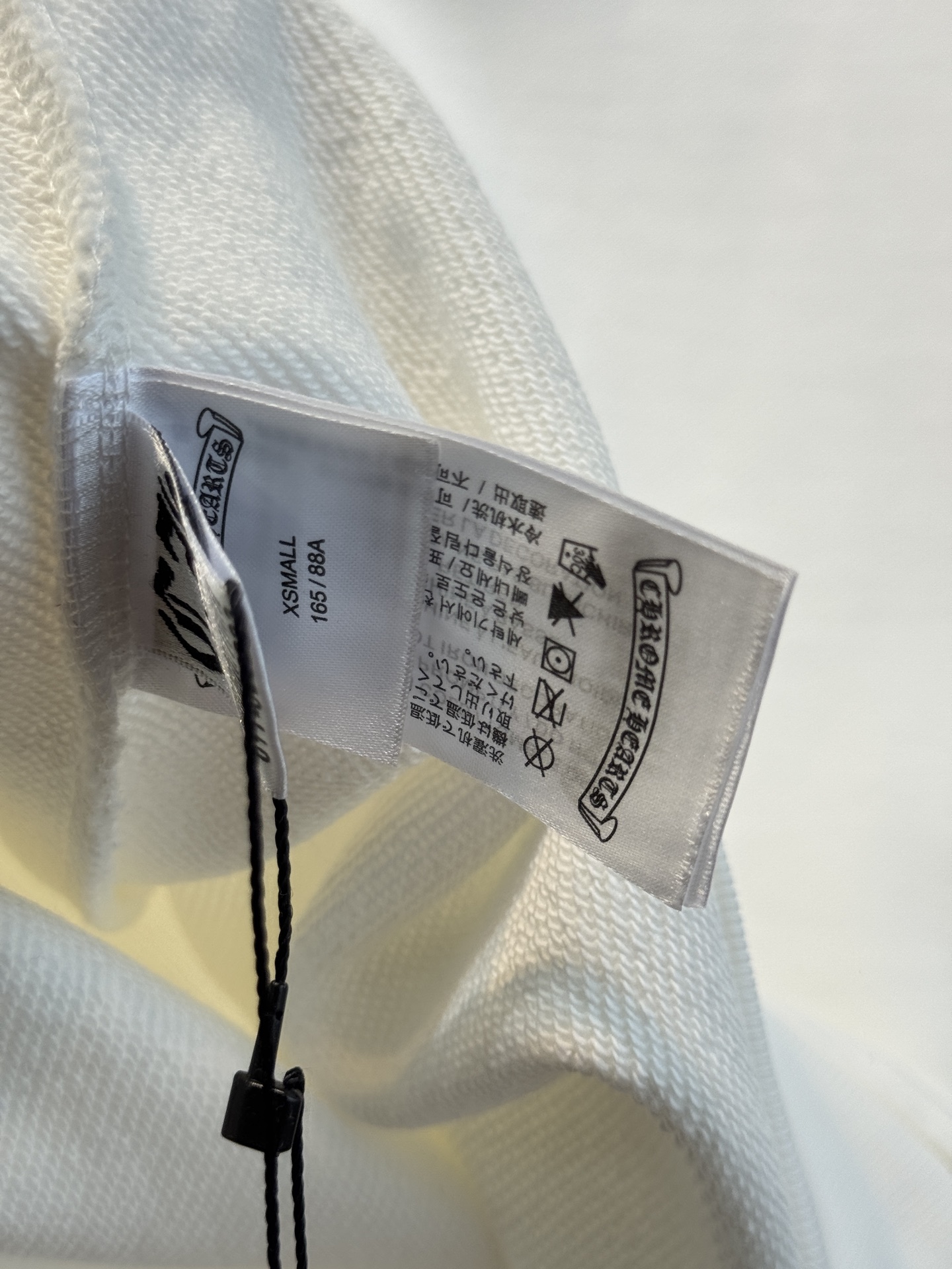 CH克罗心梵文刺绣logo连帽卫衣•图案：衣服左侧胸前与后背带有品牌标识或特色图案，虽面积不大但较为醒目