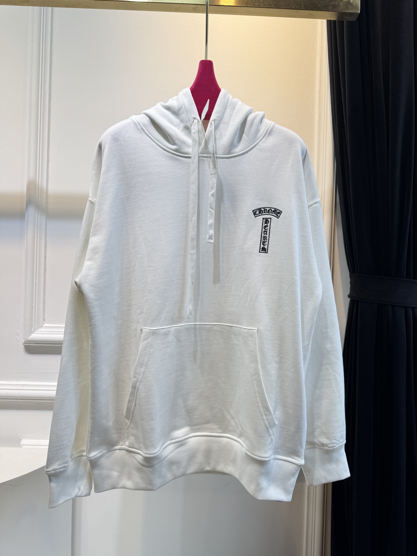 CH克罗心梵文刺绣logo连帽卫衣•图案：衣服左侧胸前与后背带有品牌标识或特色图案，虽面积不大但较为醒目