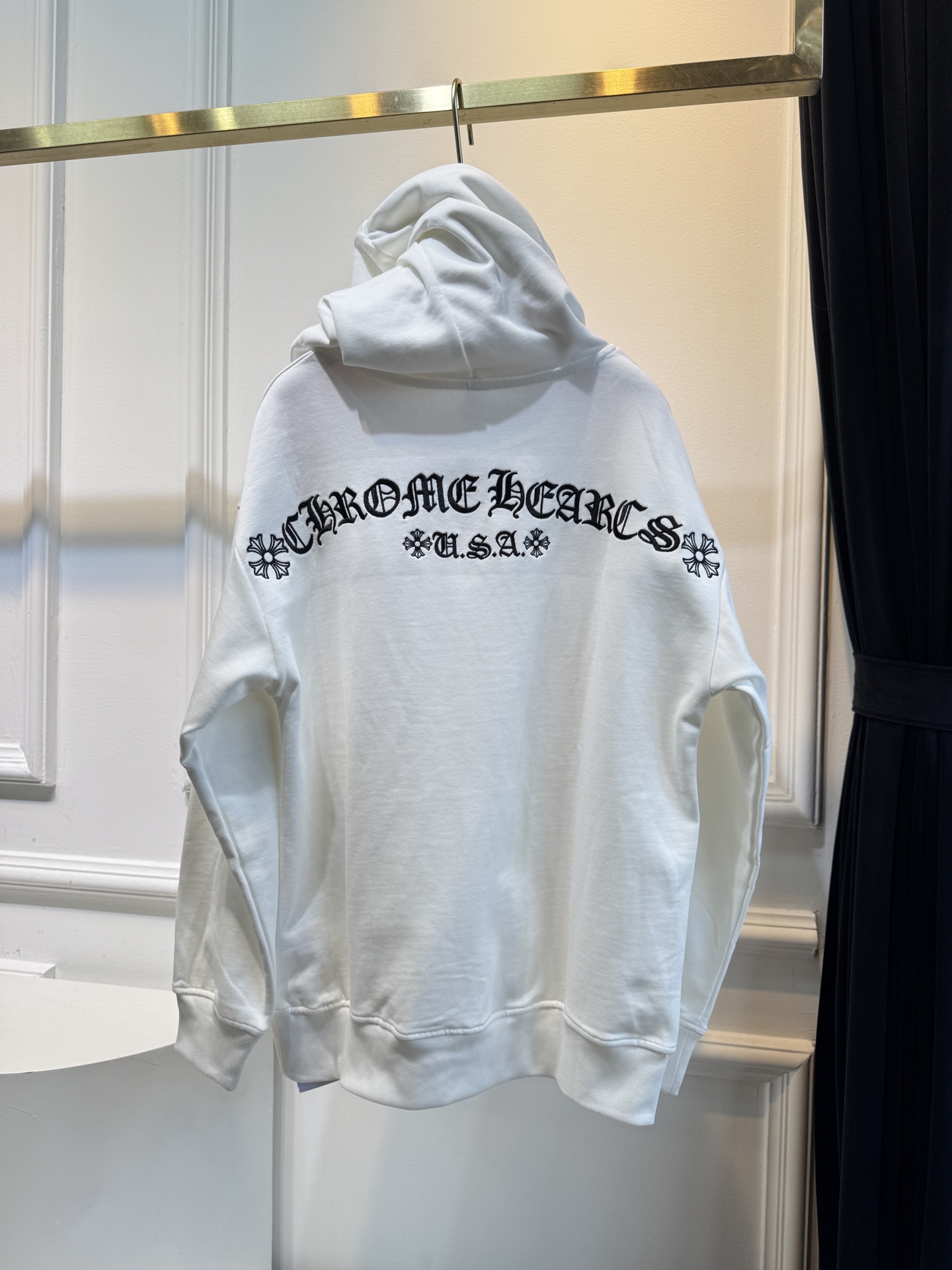 CH克罗心梵文刺绣logo连帽卫衣•图案：衣服左侧胸前与后背带有品牌标识或特色图案，虽面积不大但较为醒目