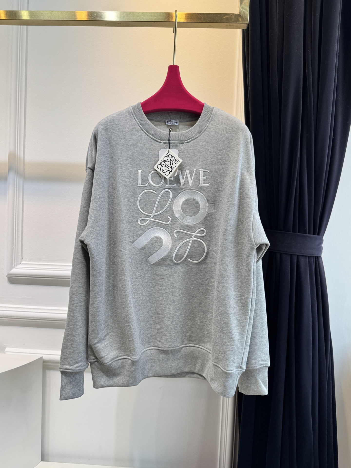 LOEW*圆领卫衣，•颜色：选用柔和的粉色，甜美且充满少女感，在视觉上给人温馨、柔和的感觉，比较适合春秋