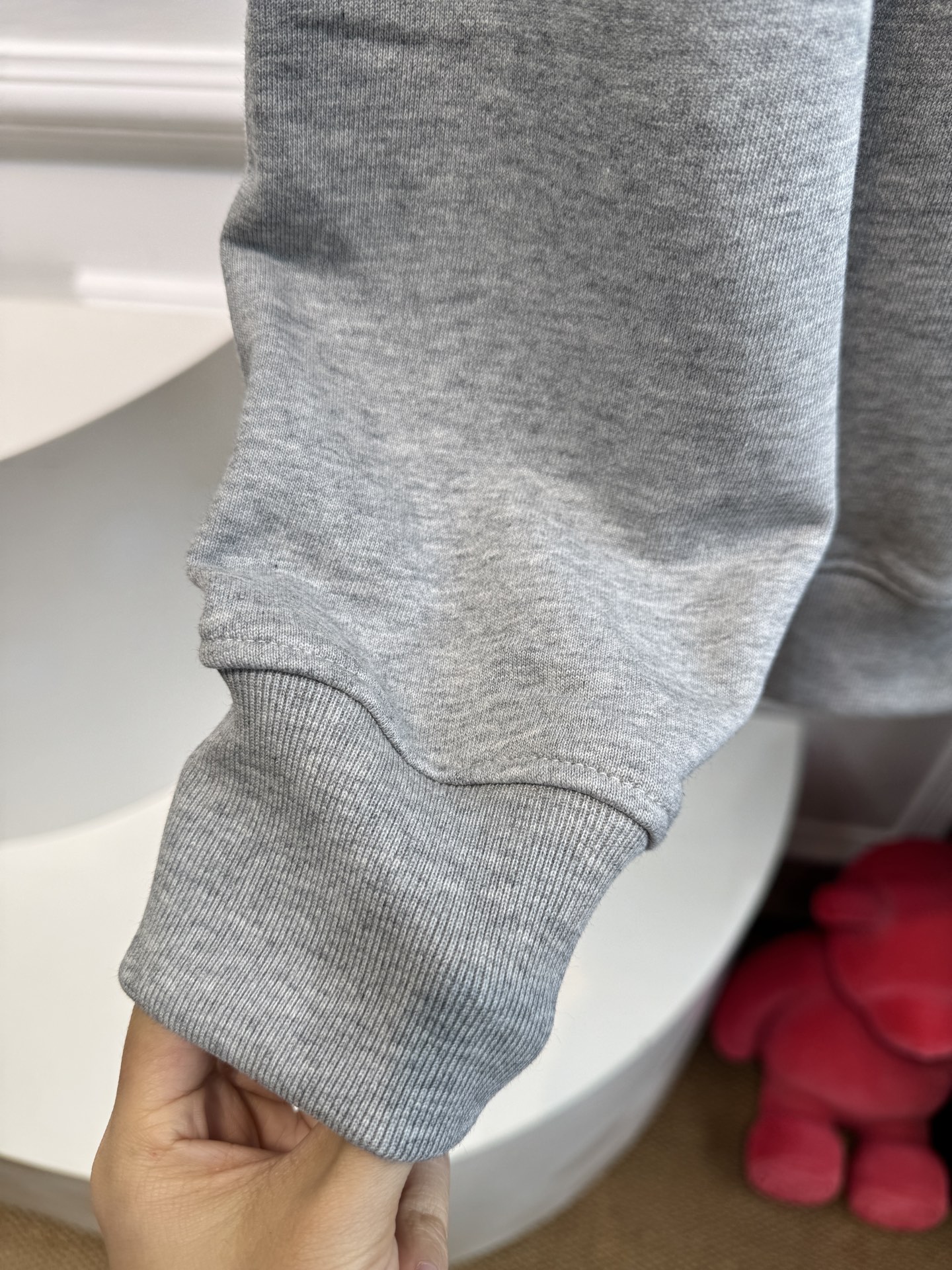 LOEW*圆领卫衣，•颜色：选用柔和的粉色，甜美且充满少女感，在视觉上给人温馨、柔和的感觉，比较适合春秋