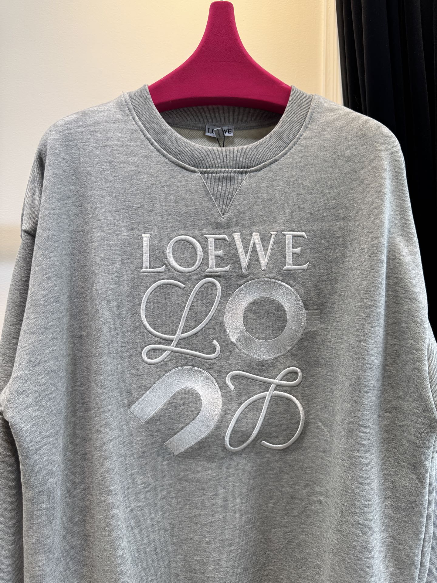 LOEW*圆领卫衣，•颜色：选用柔和的粉色，甜美且充满少女感，在视觉上给人温馨、柔和的感觉，比较适合春秋