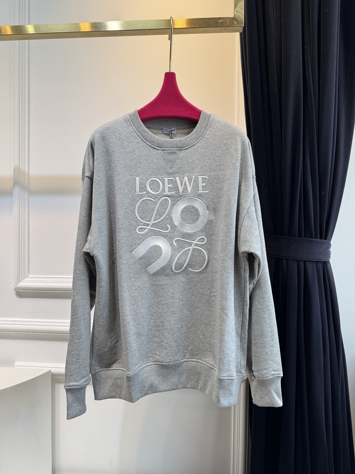 LOEW*圆领卫衣，•颜色：选用柔和的粉色，甜美且充满少女感，在视觉上给人温馨、柔和的感觉，比较适合春秋