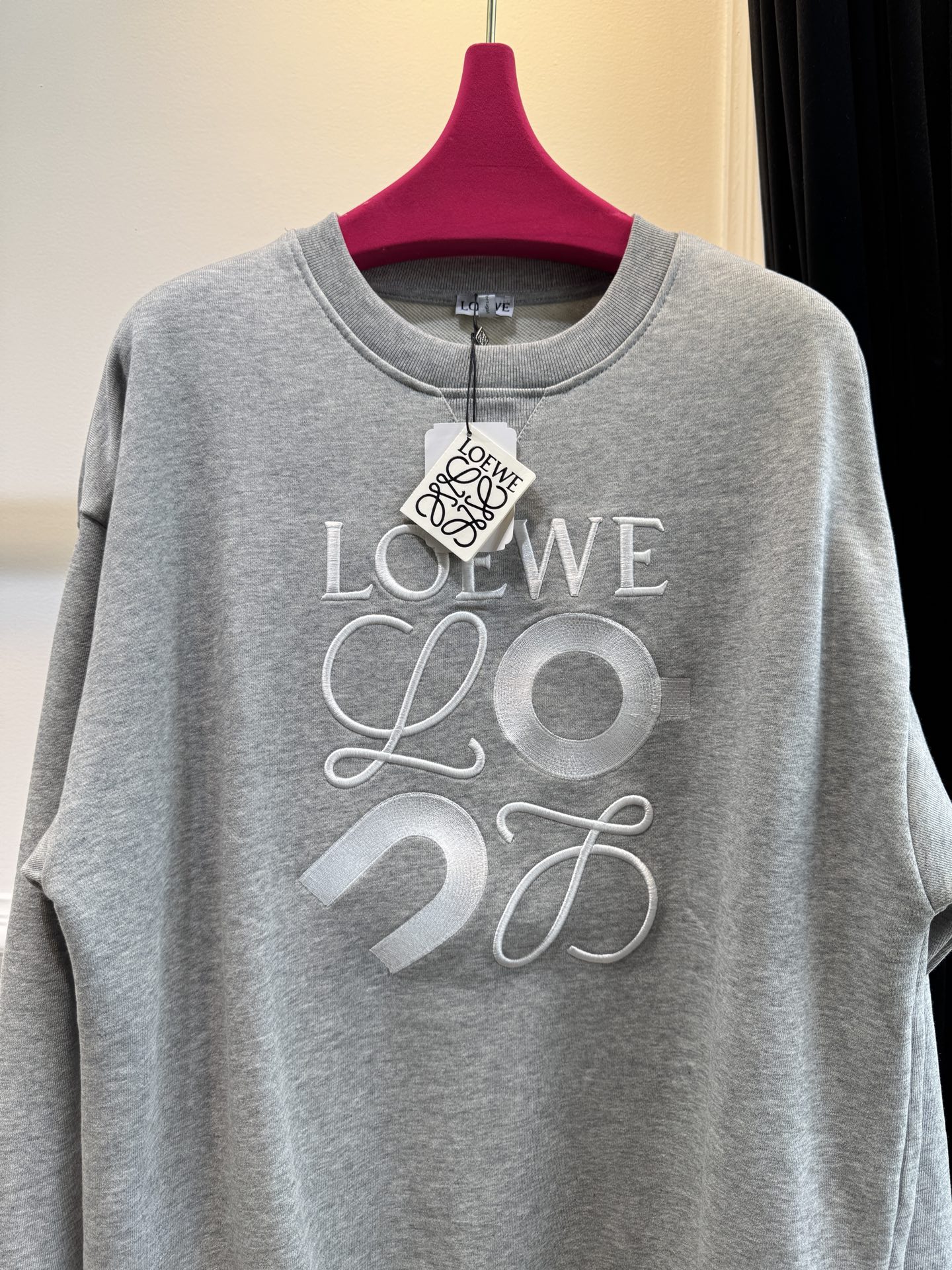 LOEW*圆领卫衣，•颜色：选用柔和的粉色，甜美且充满少女感，在视觉上给人温馨、柔和的感觉，比较适合春秋