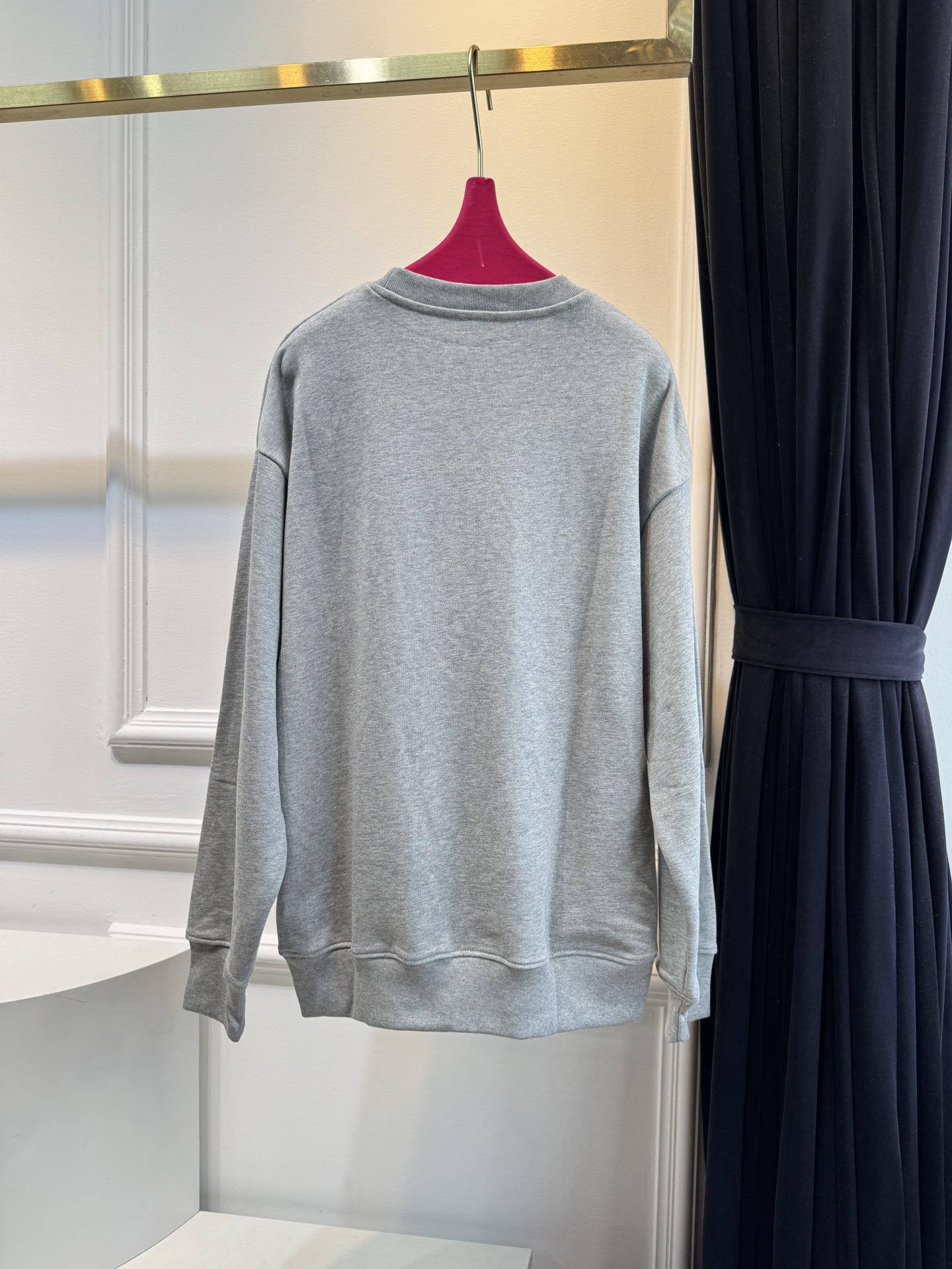 LOEW*圆领卫衣，•颜色：选用柔和的粉色，甜美且充满少女感，在视觉上给人温馨、柔和的感觉，比较适合春秋