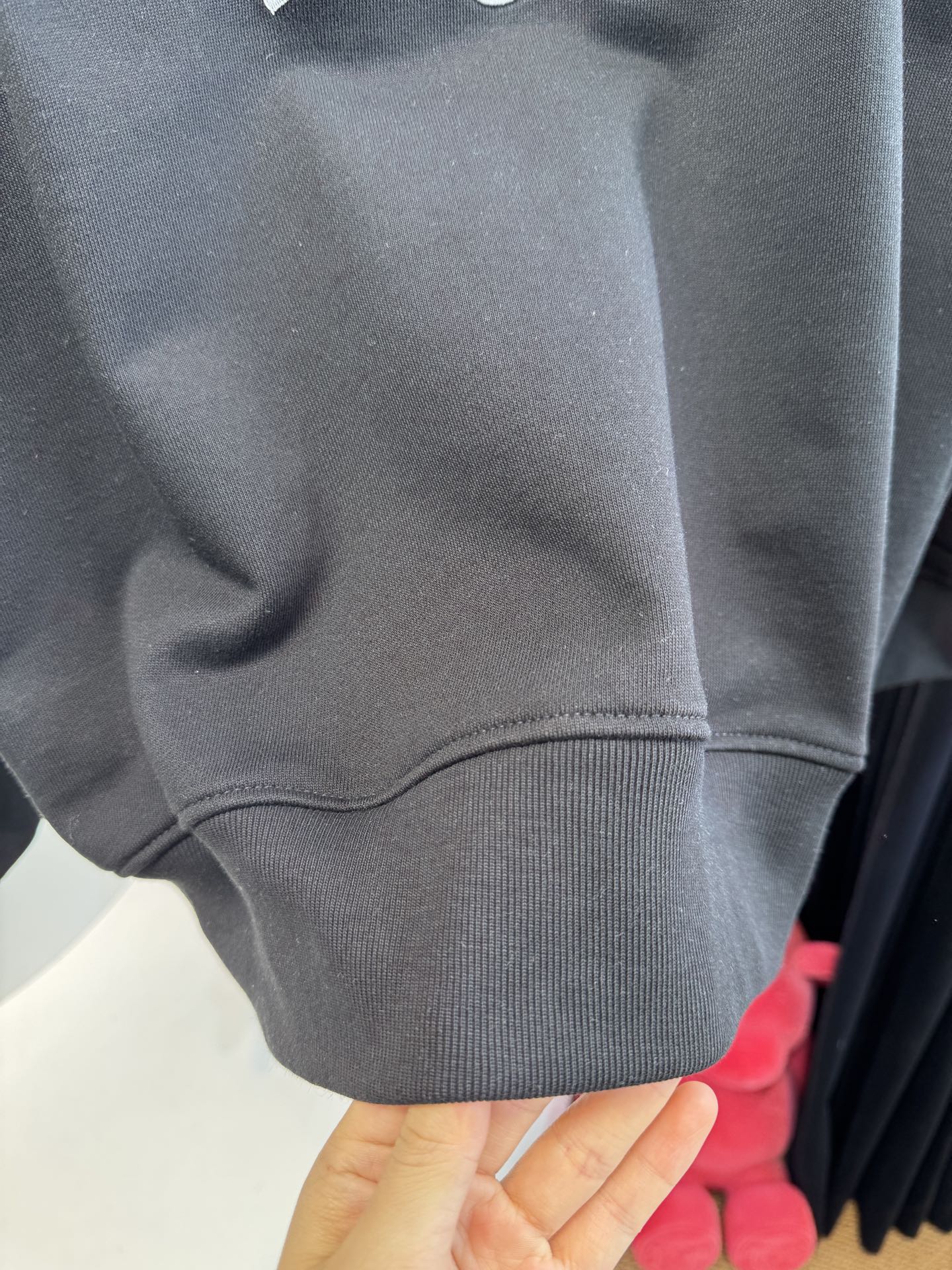 LOEW*圆领卫衣，•颜色：选用柔和的粉色，甜美且充满少女感，在视觉上给人温馨、柔和的感觉，比较适合春秋