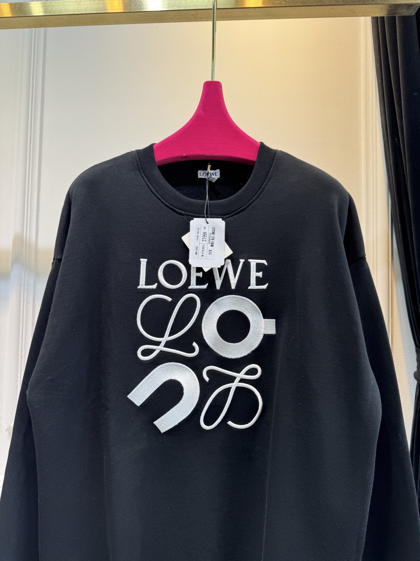 LOEW*圆领卫衣，•颜色：选用柔和的粉色，甜美且充满少女感，在视觉上给人温馨、柔和的感觉，比较适合春秋